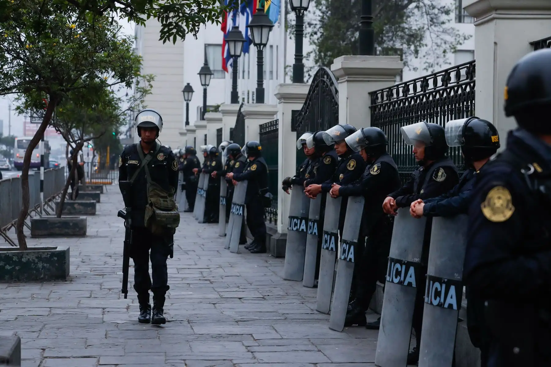 Efectivos de la PNP llegan a resguardar  la sede del Congreso de la República. Foto: ANDINA/ Renato Pajuelo