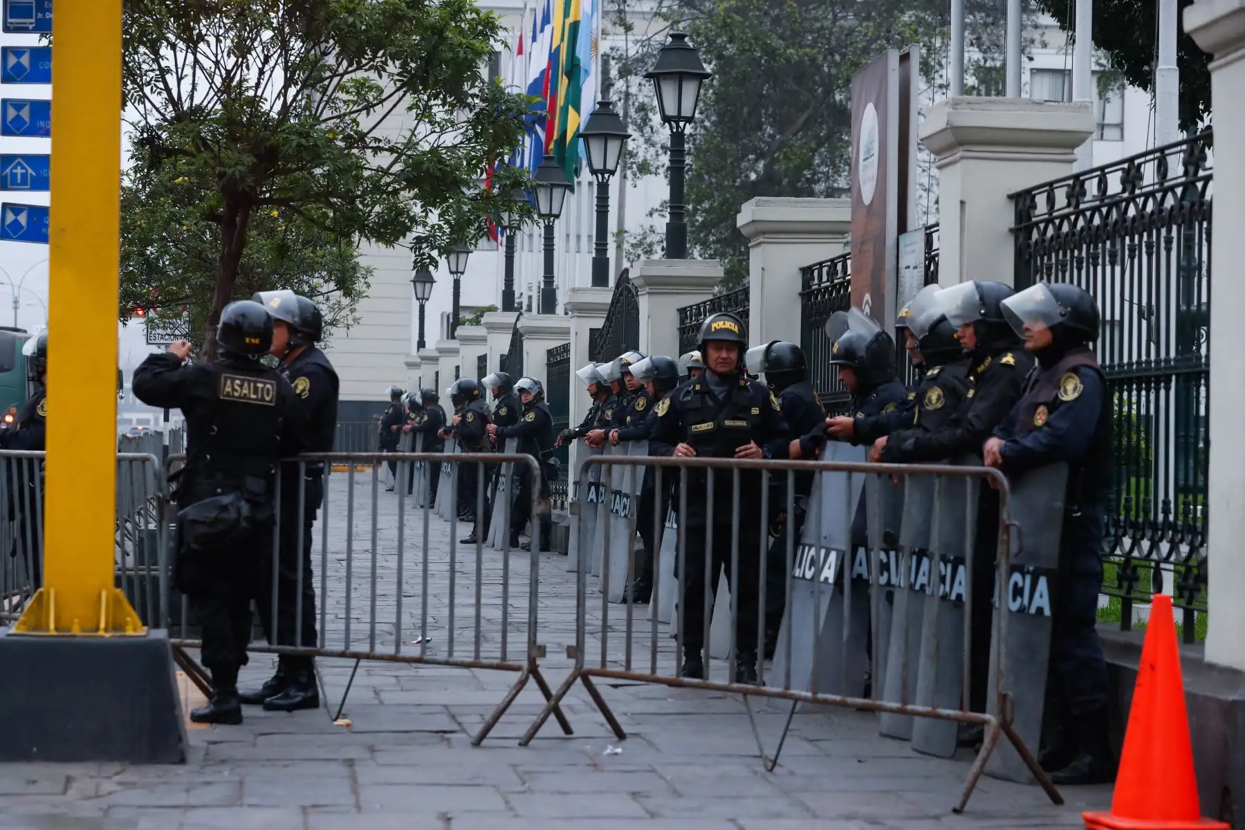 Efectivos de la PNP llegan a resguardar  la sede del Congreso de la República. Foto: ANDINA/ Renato Pajuelo
