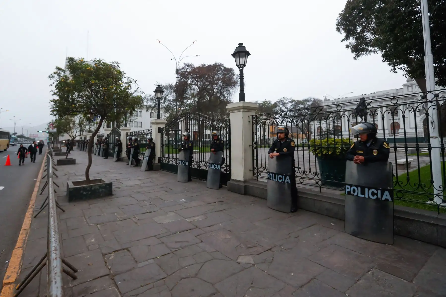Efectivos de la PNP llegan a resguardar  la sede del Congreso de la República. Foto: ANDINA/ Renato Pajuelo