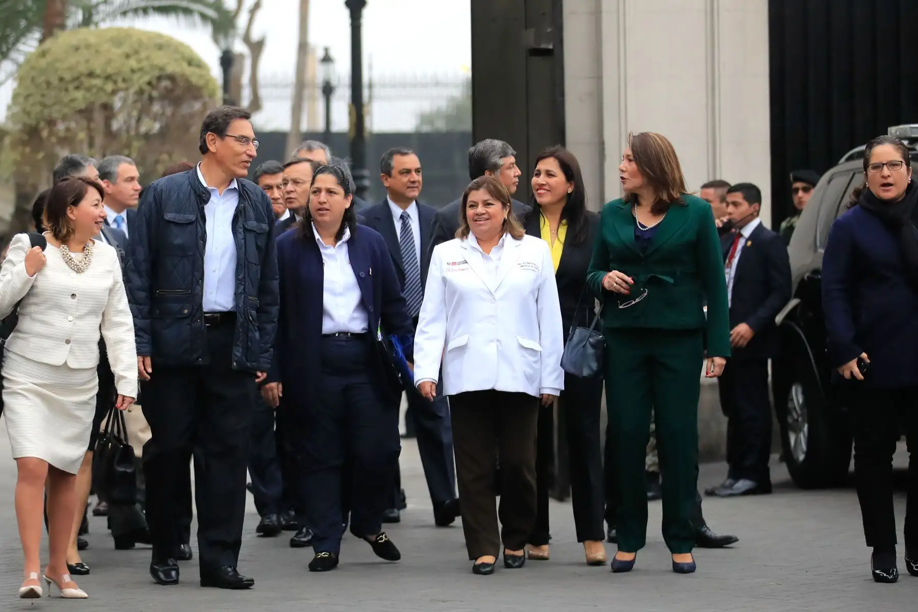 Presidente de la República Martín Vizcarra saluda al Gabinete Ministerial que va al Congreso a presentar cuestión de confianza. Foto: ANDINA/Juan Carlos Guzmán