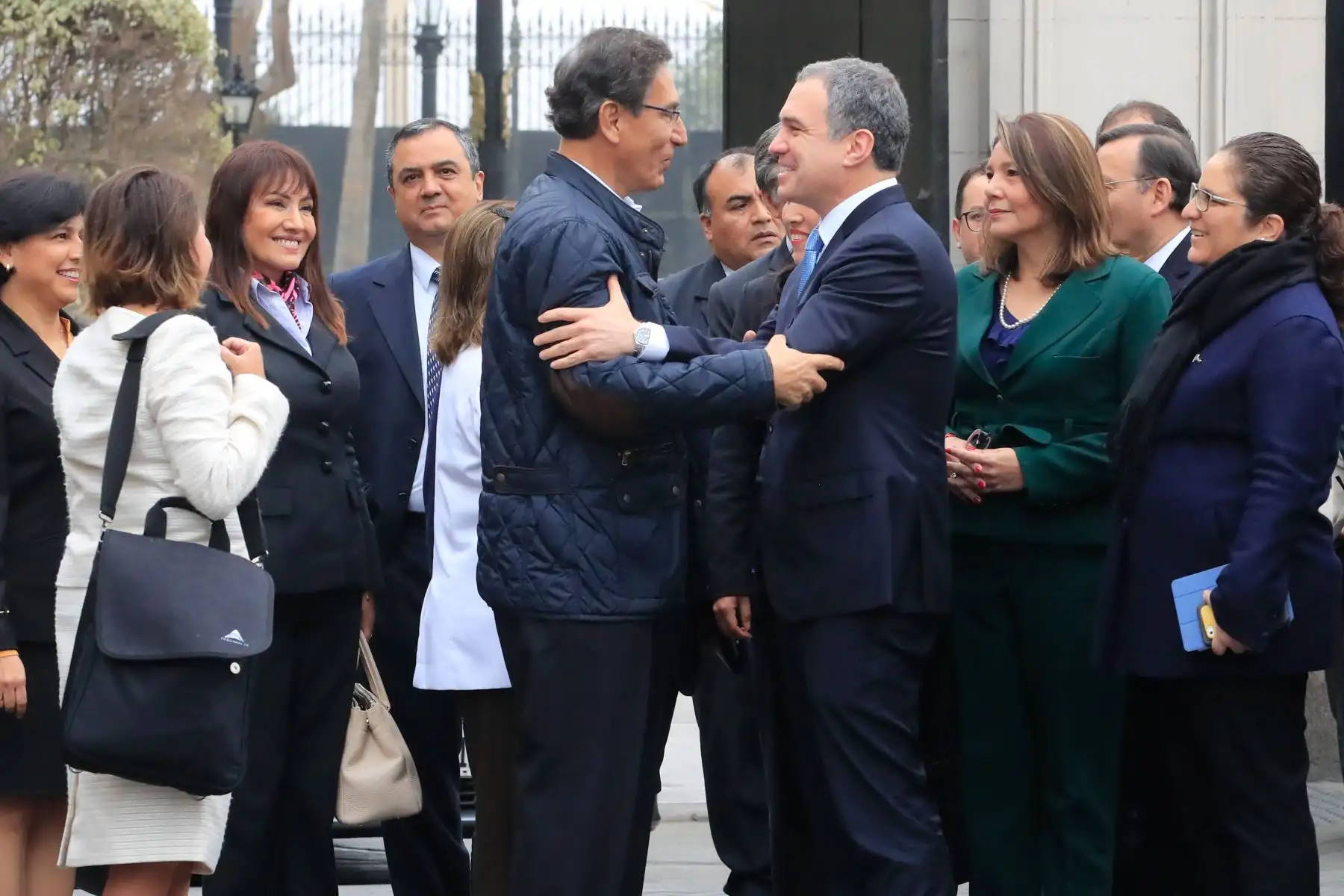 Presidente de la República Martín Vizcarra saluda al Gabinete Ministerial que va al Congreso a presentar cuestión de confianza. Foto: ANDINA/Juan Carlos Guzmán