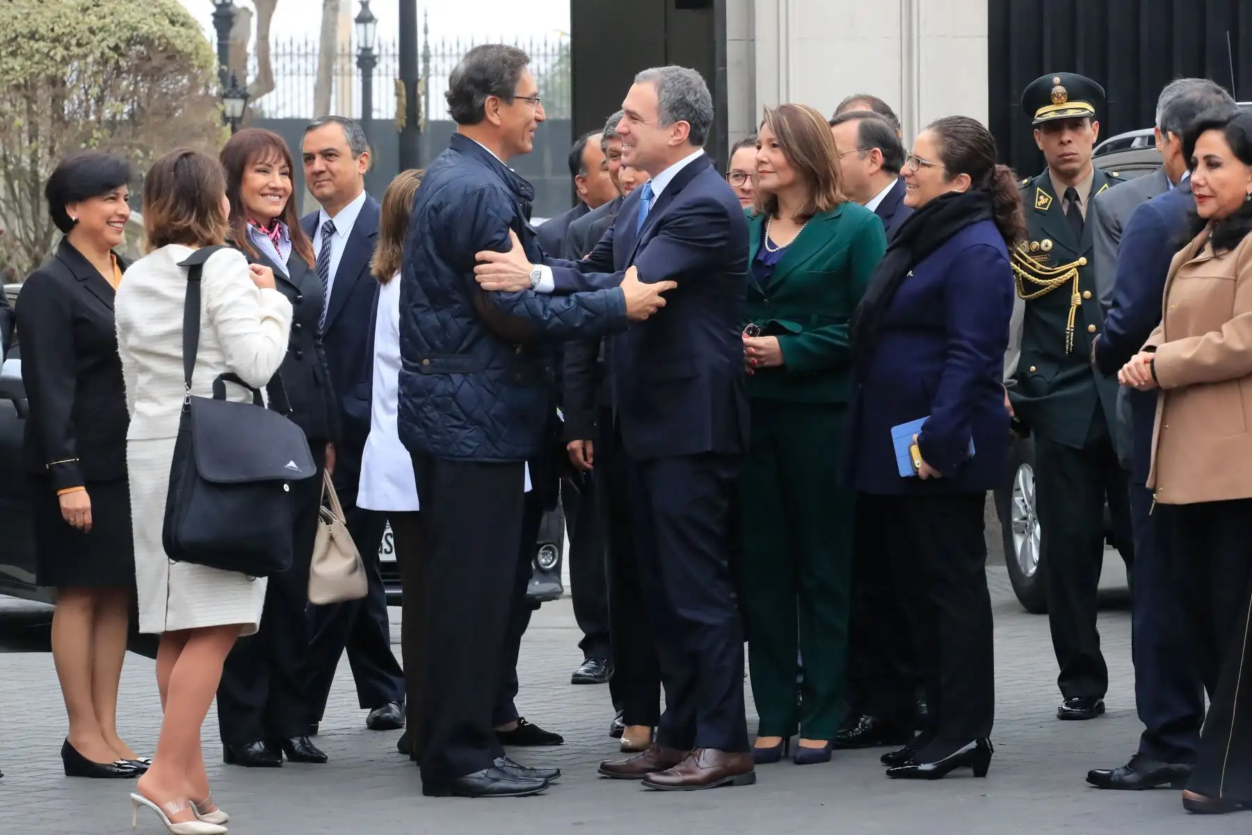 Presidente de la República Martín Vizcarra saluda al Gabinete Ministerial que va al Congreso a presentar cuestión de confianza. Foto: ANDINA/Juan Carlos Guzmán