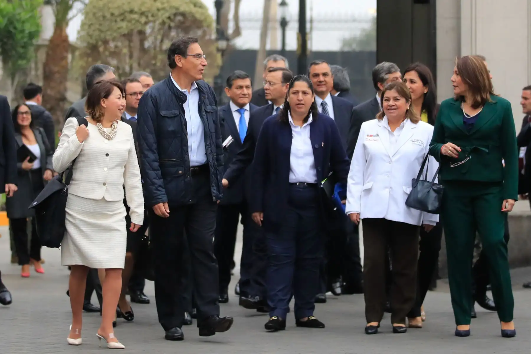 Presidente de la República Martín Vizcarra saluda al Gabinete Ministerial que va al Congreso a presentar cuestión de confianza. Foto: ANDINA/Juan Carlos Guzmán