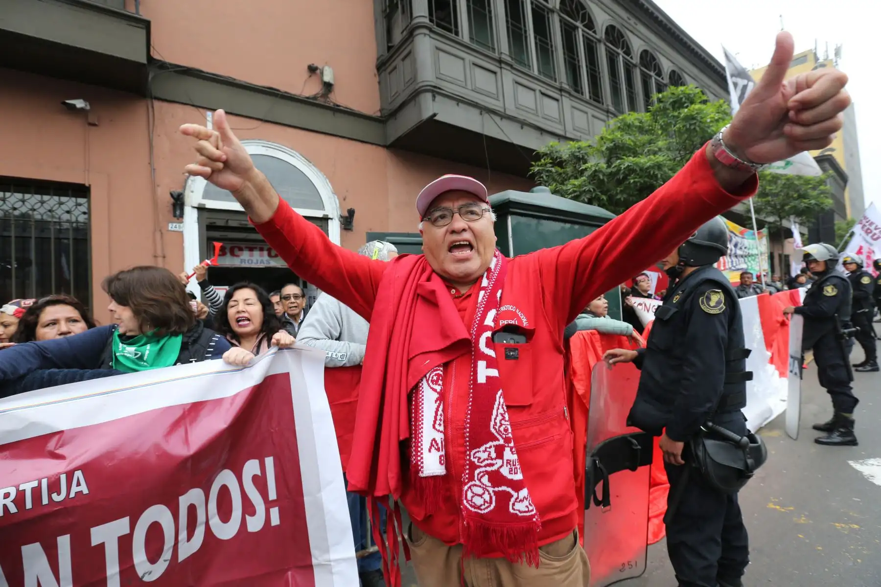 Diversos colectivos realizan una vigilia frente al Congreso de la República para expresar su oposición a lo que llaman una “repartija” en la elección de los magistrados del Tribunal Constitucional (TC). Foto: ANDINA/ Norman Cordova