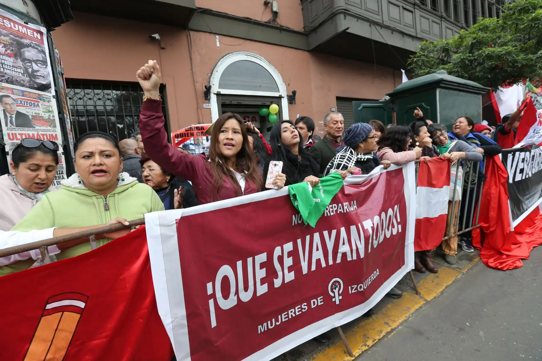Diversos colectivos realizan una vigilia frente al Congreso de la República para expresar su oposición a lo que llaman una “repartija” en la elección de los magistrados del Tribunal Constitucional (TC). Foto: ANDINA/ Norman Cordova