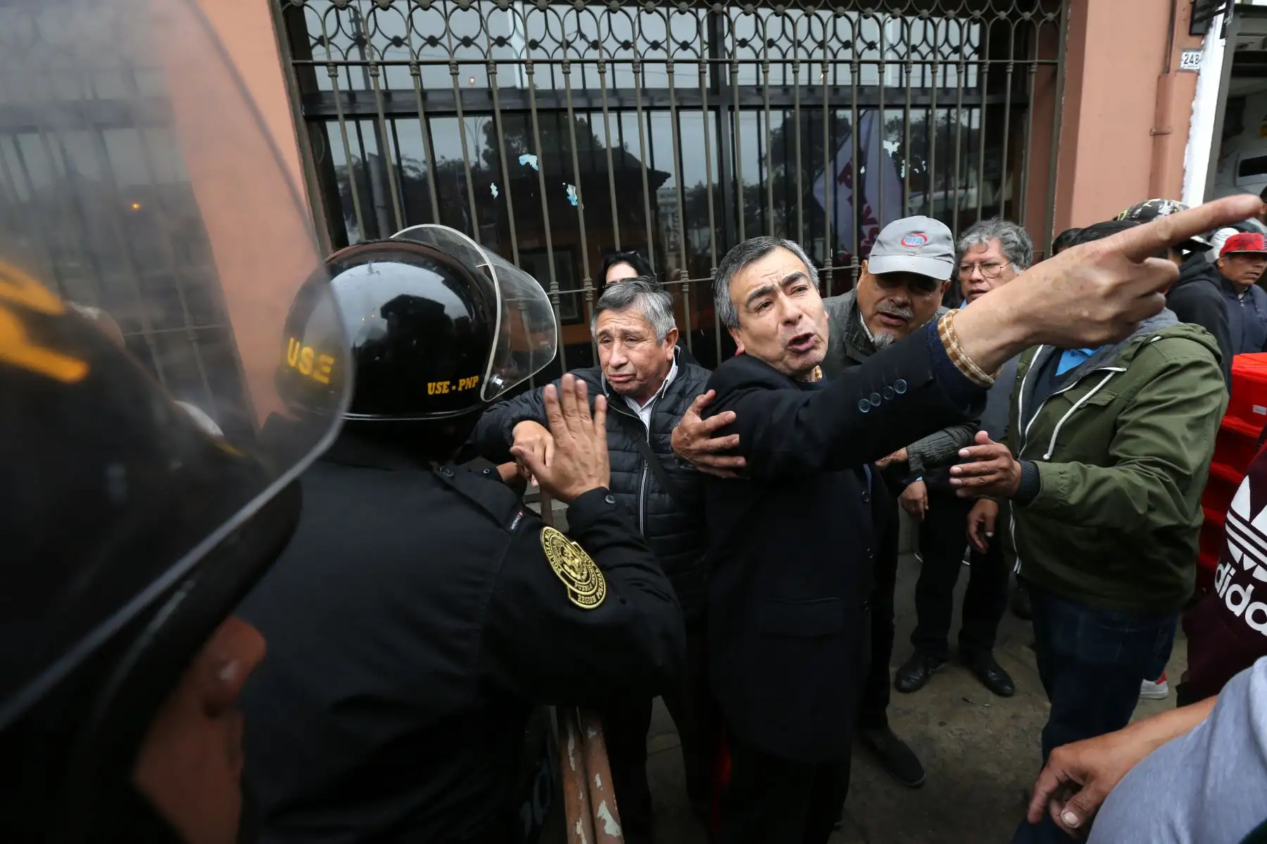 Diversos colectivos realizan una vigilia frente al Congreso de la República para expresar su oposición a lo que llaman una “repartija” en la elección de los magistrados del Tribunal Constitucional (TC). Foto: ANDINA/ Norman Cordova