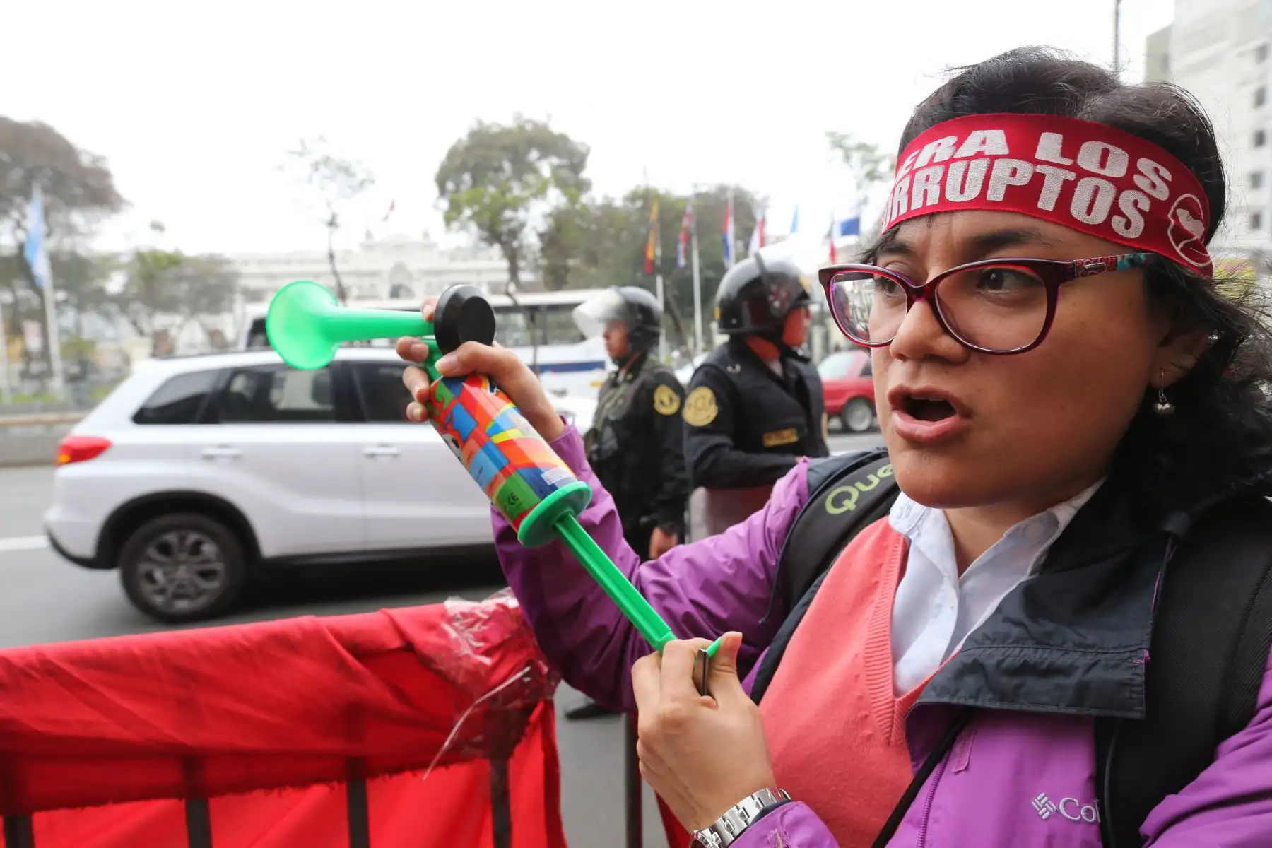 Diversos colectivos realizan una vigilia frente al Congreso de la República para expresar su oposición a lo que llaman una “repartija” en la elección de los magistrados del Tribunal Constitucional (TC). Foto: ANDINA/ Norman Cordova