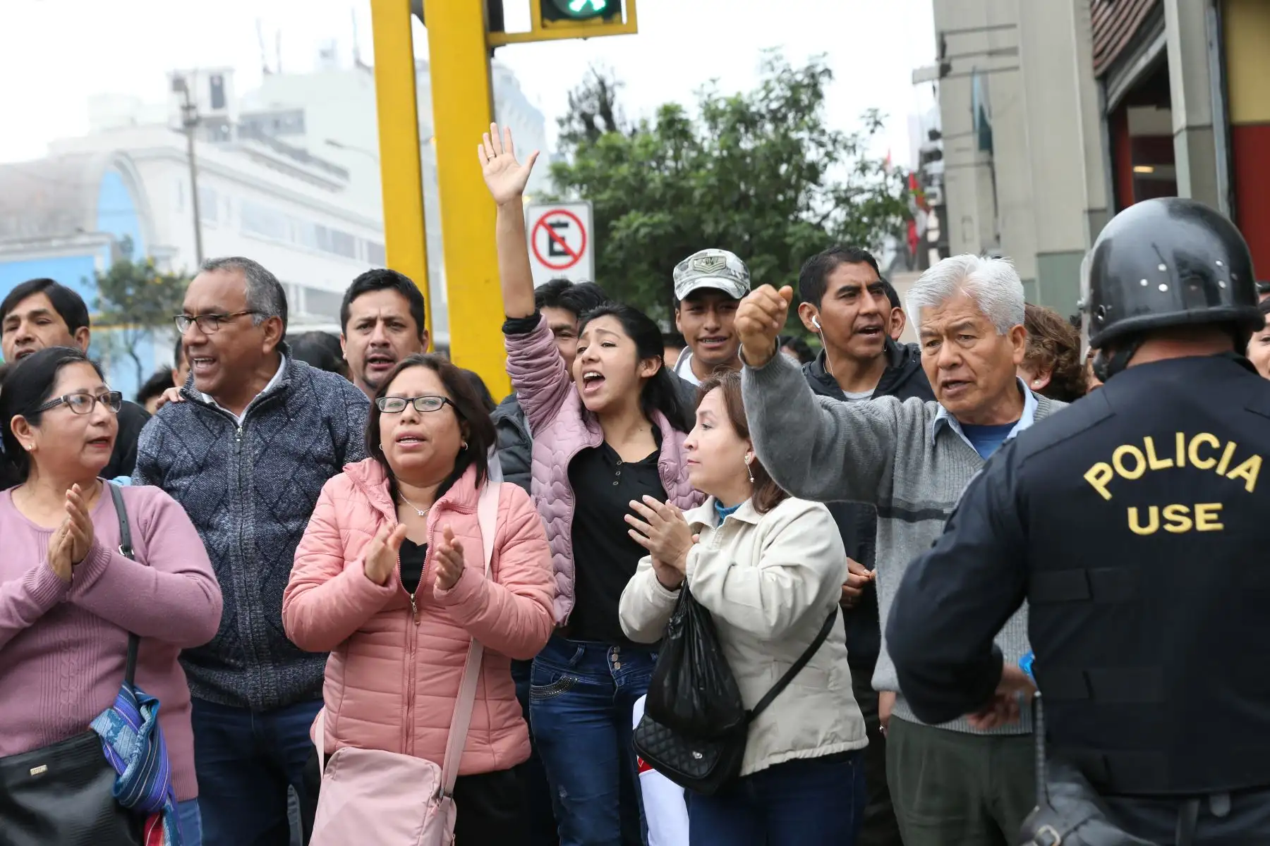 Diversos colectivos realizan una vigilia frente al Congreso de la República para expresar su oposición a lo que llaman una “repartija” en la elección de los magistrados del Tribunal Constitucional (TC). Foto: ANDINA/ Norman Cordova