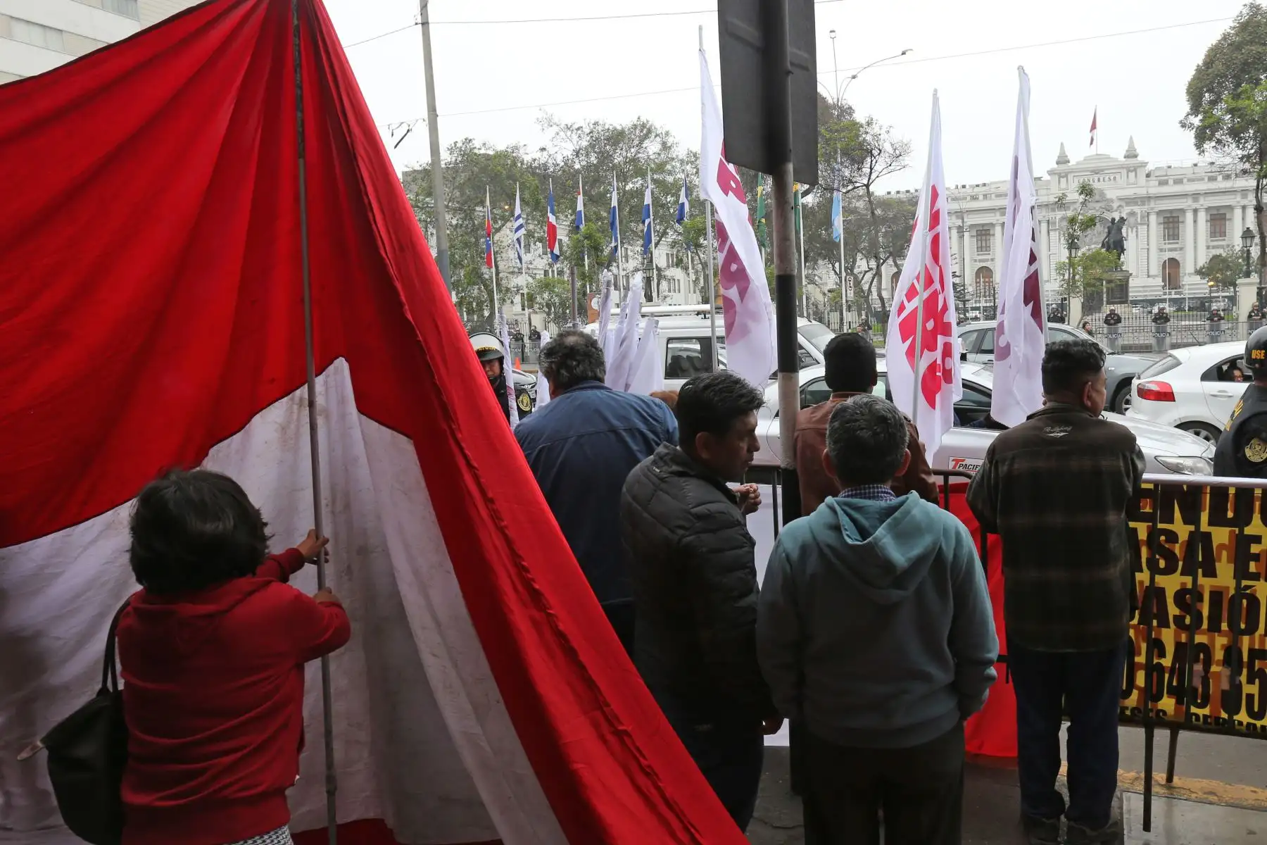 Diversos colectivos realizan una vigilia frente al Congreso de la República para expresar su oposición a lo que llaman una “repartija” en la elección de los magistrados del Tribunal Constitucional (TC). Foto: ANDINA/ Norman Cordova