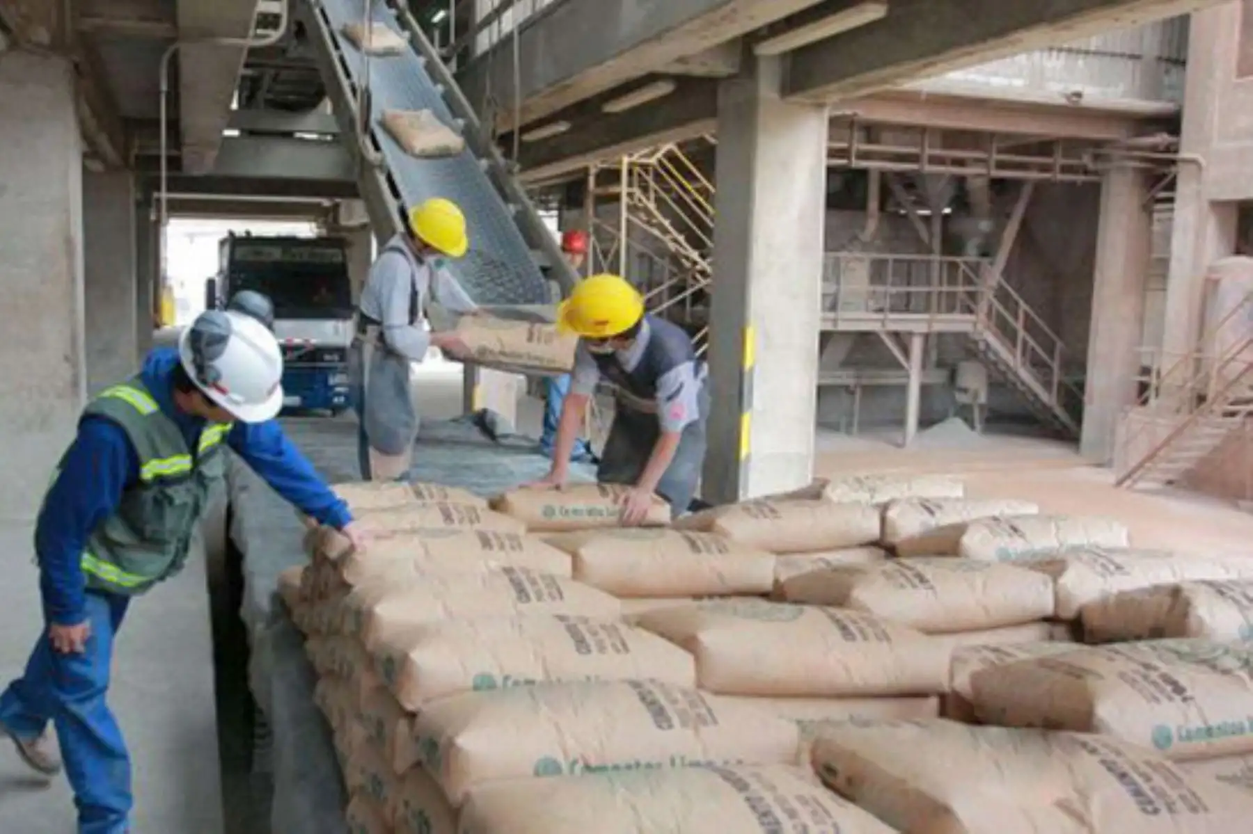 Articulan avances en reducción de emisiones de carbono en la industria cementera.