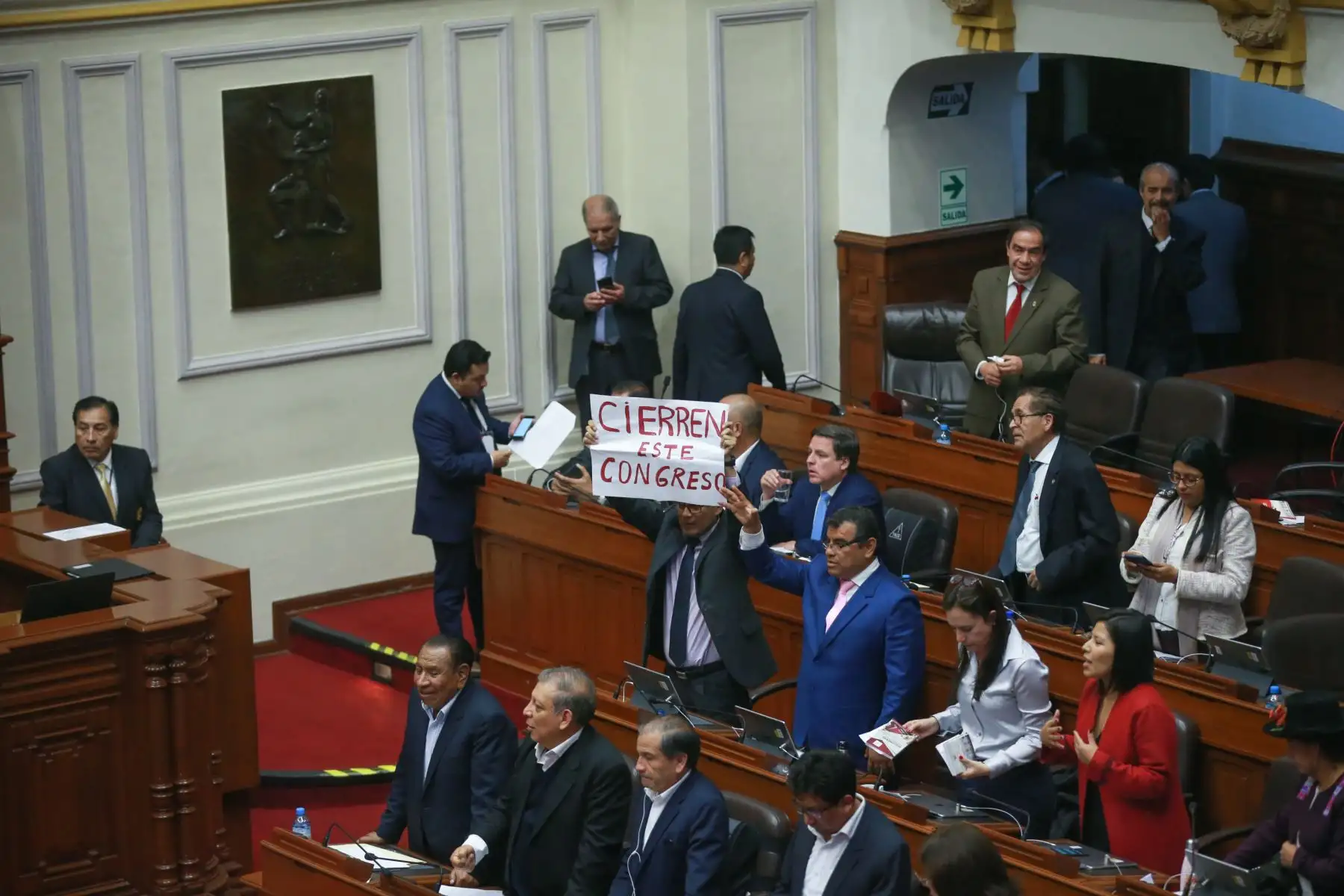 Así fue la reacción de los congresista tras anuncio de disolución del parlamento. Foto: ANDINA/Jhony Laurente