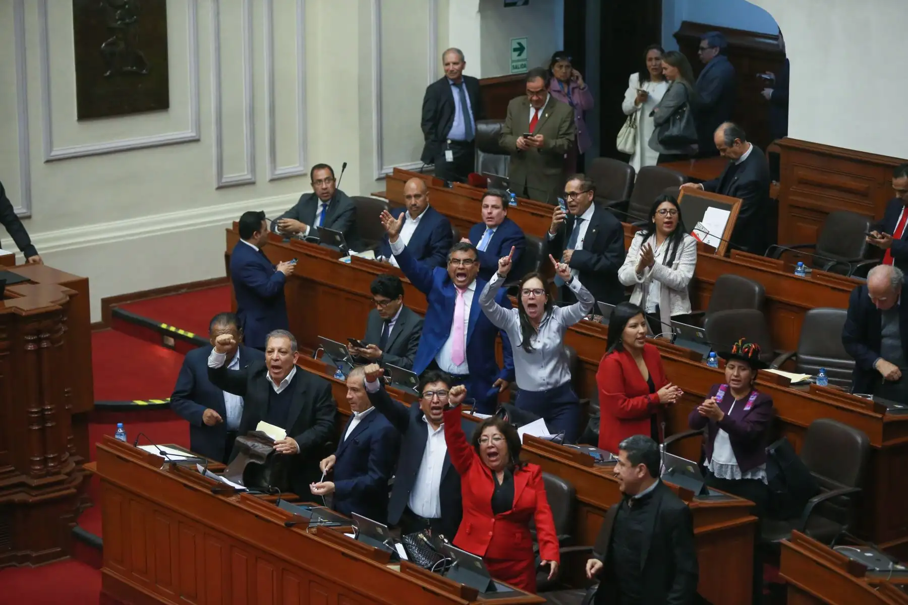 Así fue la reacción de los congresista tras anuncio de disolución del parlamento. Foto: ANDINA/Jhony Laurente