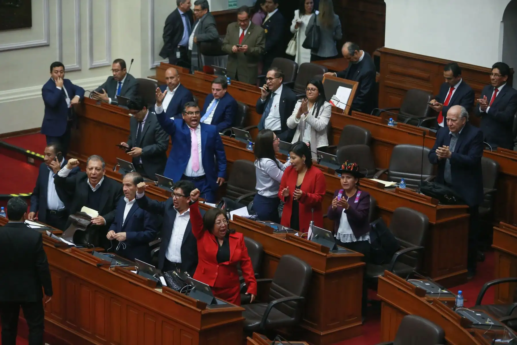 Así fue la reacción de los congresista tras anuncio de disolución del parlamento. Foto: ANDINA/Jhony Laurente