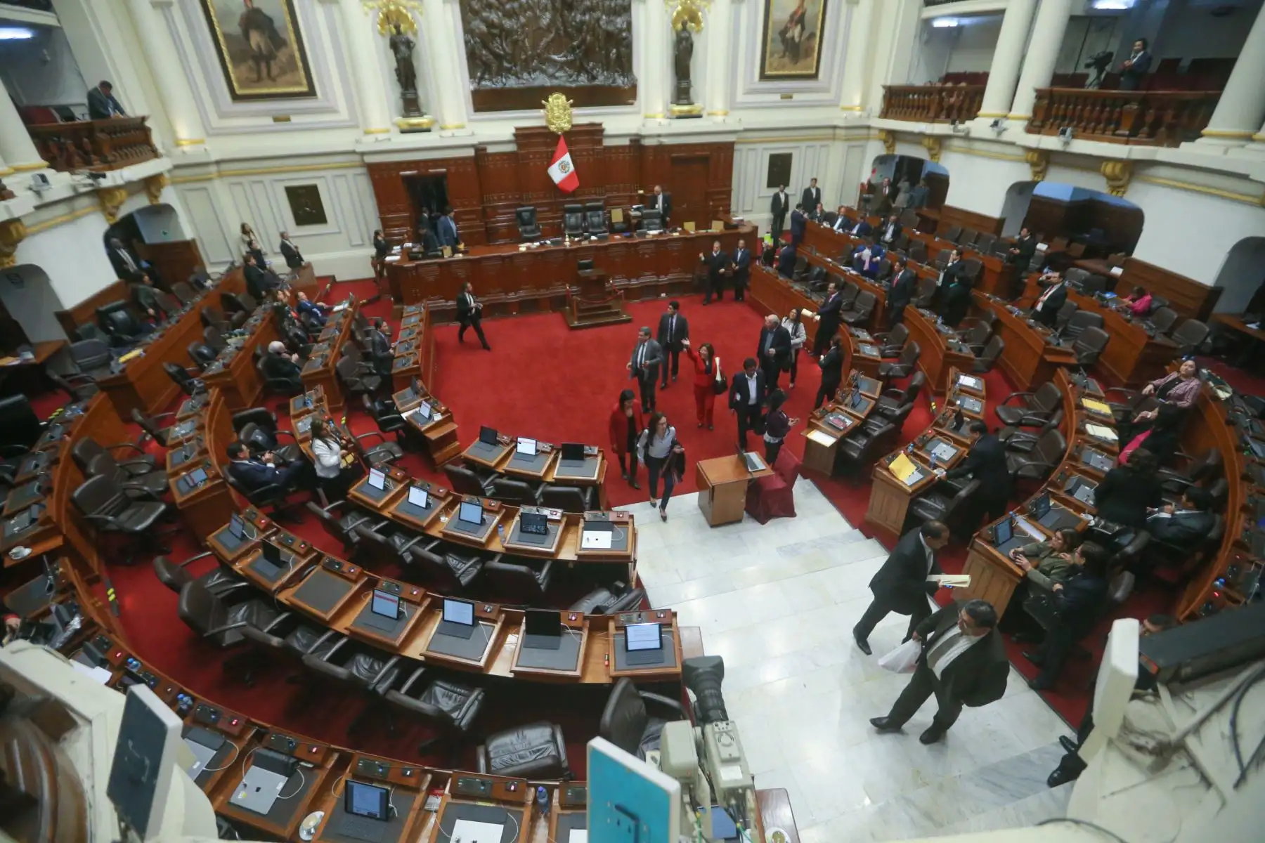 Así fue la reacción de los congresista tras anuncio de disolución del parlamento. Foto: ANDINA/Jhony Laurente