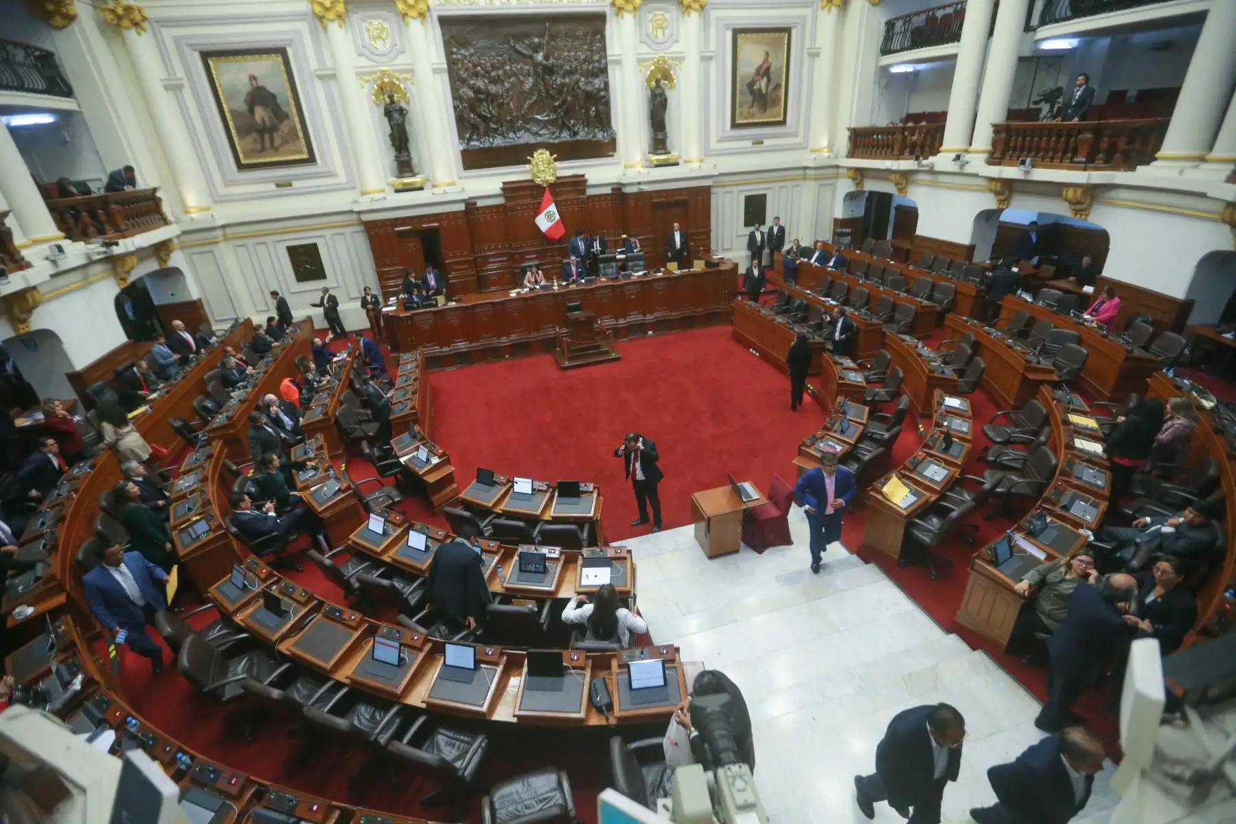 Así fue la reacción de los congresista tras anuncio de disolución del parlamento. Foto: ANDINA/Jhony Laurente