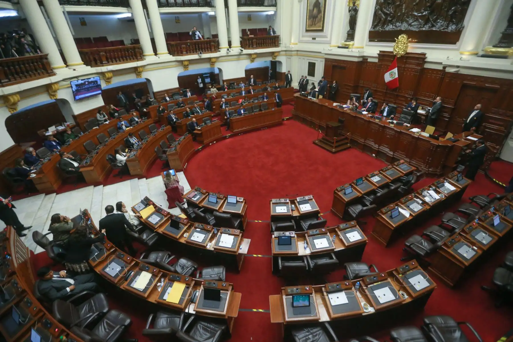 Así fue la reacción de los congresista tras anuncio de disolución del parlamento. Foto: ANDINA/Jhony Laurente