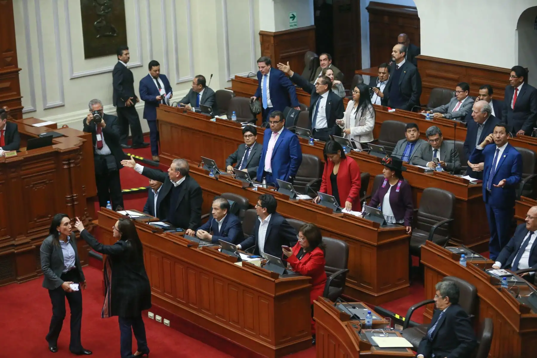 Así fue la reacción de los congresista tras anuncio de disolución del parlamento. Foto: ANDINA/Jhony Laurente