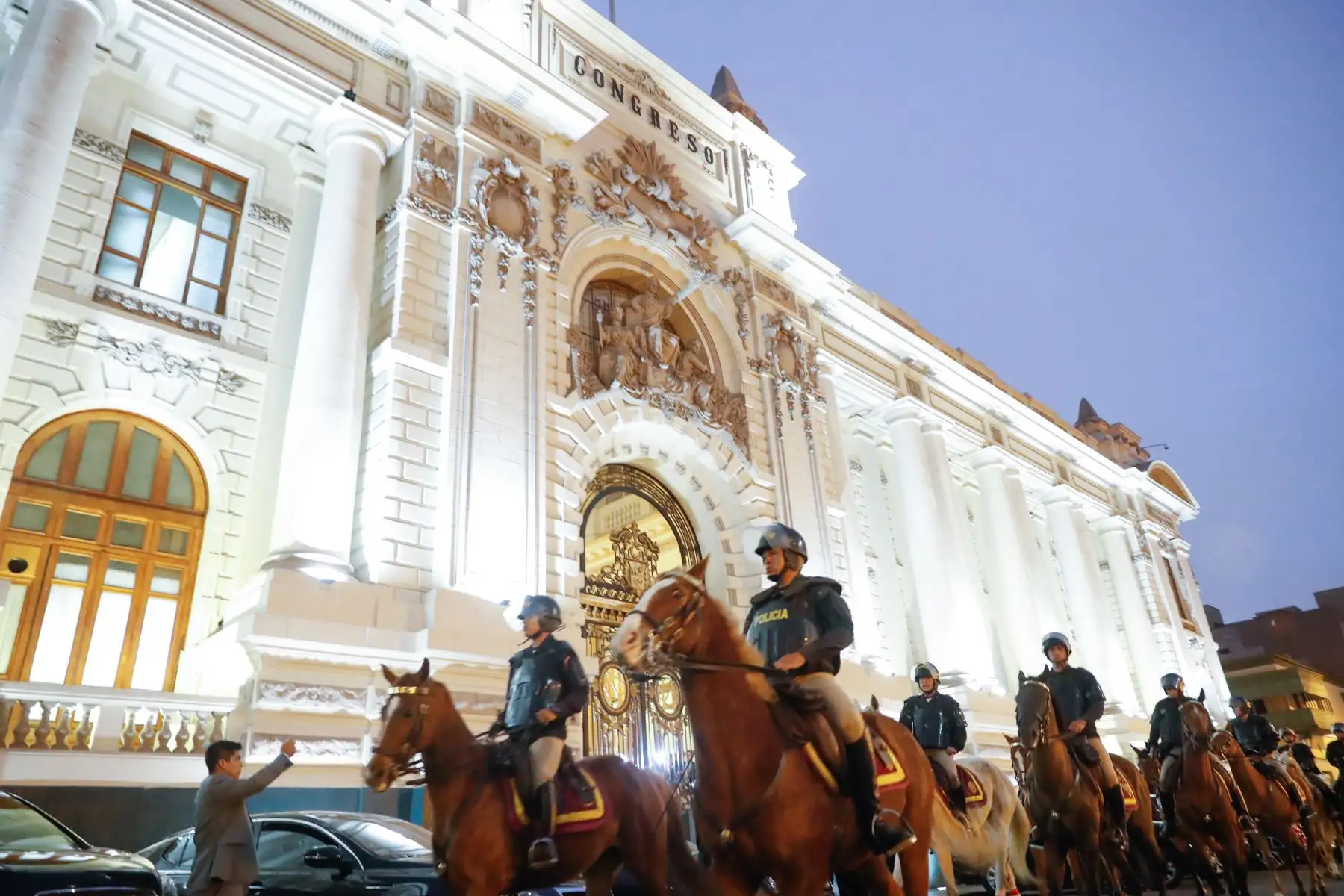 Extremas medidas de seguridad en los exteriores del Congreso de la República. Foto: ANDINA/ Renato Pajuelo
