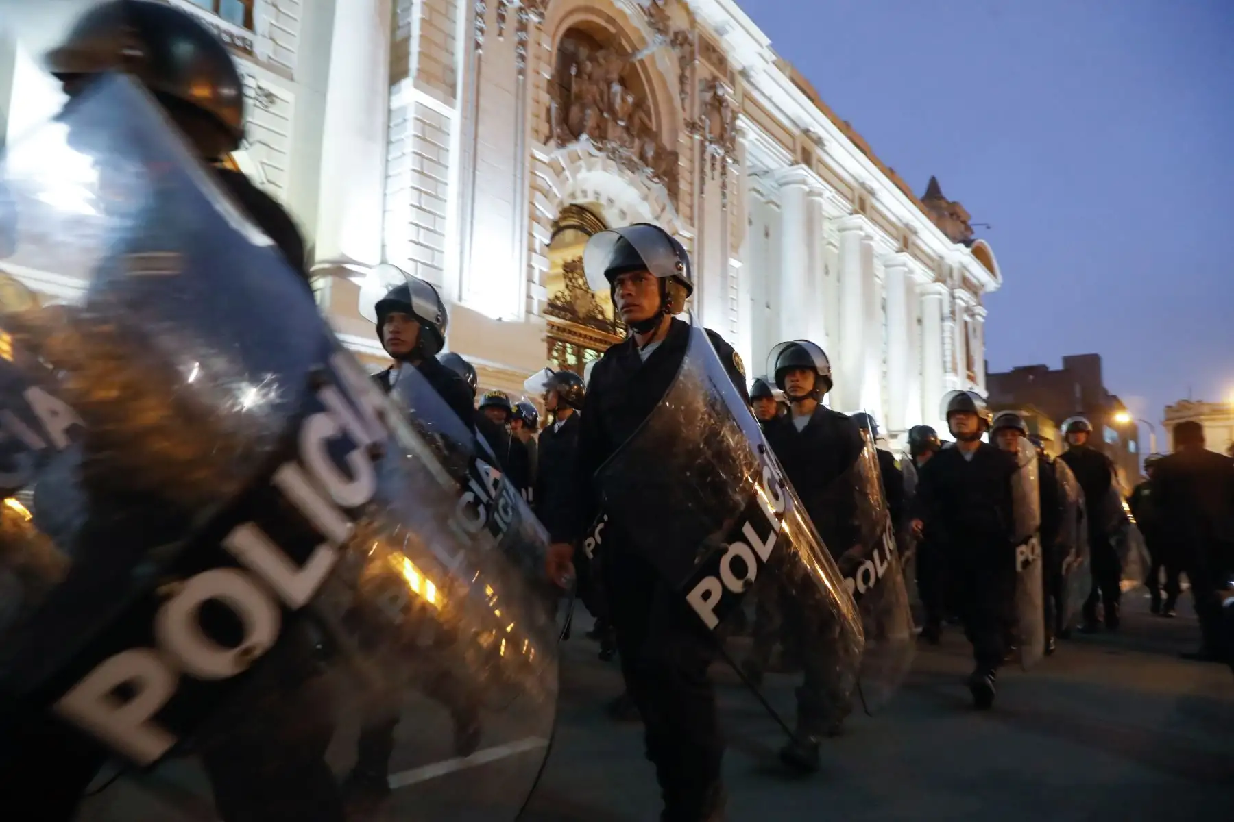 Extremas medidas de seguridad en los exteriores del Congreso de la República. Foto: ANDINA/ Renato Pajuelo
