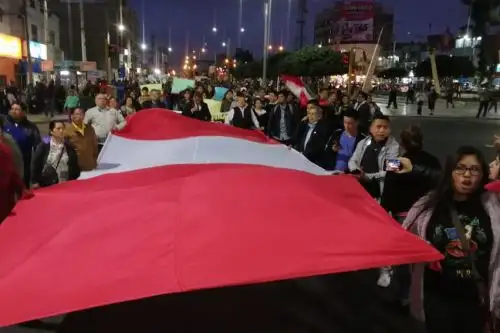 Ciudadanos de Chimbote (Áncash) salieron a las calles para expresar su respaldo a la disolución del Congreso.