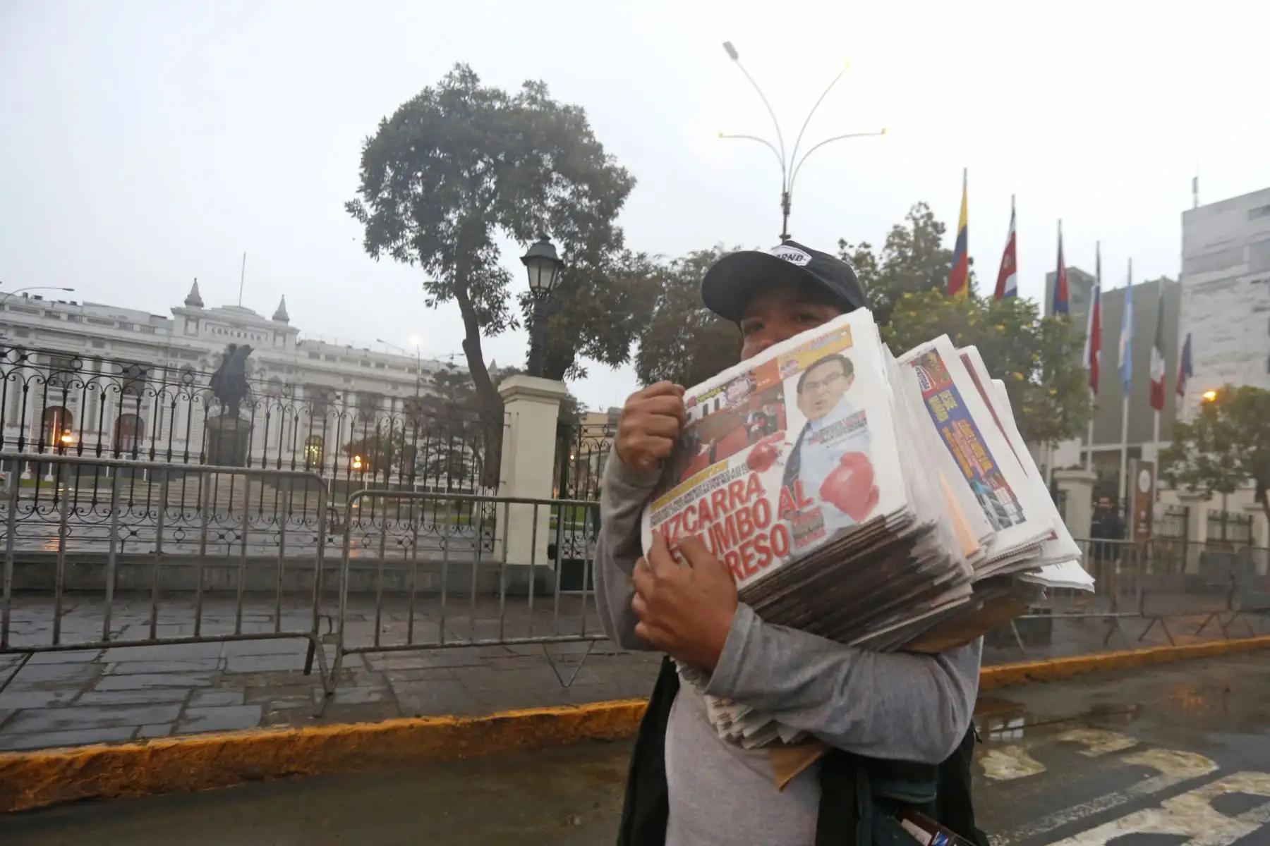 Exteriores del Congreso de la República tras su disolución. Foto: ANDINA/ Renato Pajuelo