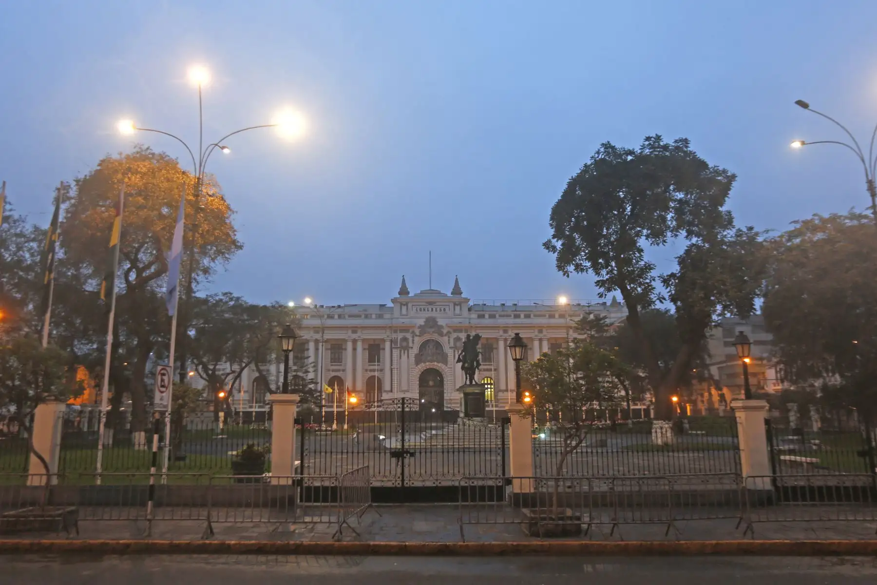 Exteriores del Congreso de la República tras su disolución. Foto: ANDINA/ Renato Pajuelo