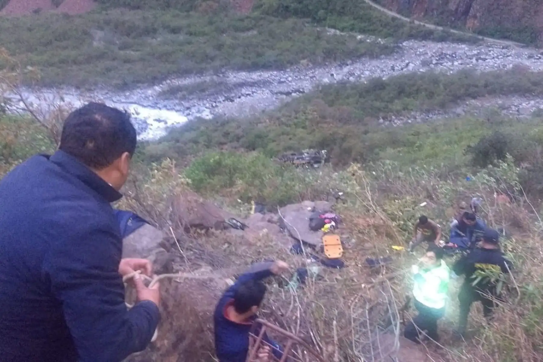 Personal de la Sutran que se encuentra en la zona del accidente en la vía Interoceánica, que habría dejado 23 fallecidos y 30 heridos.