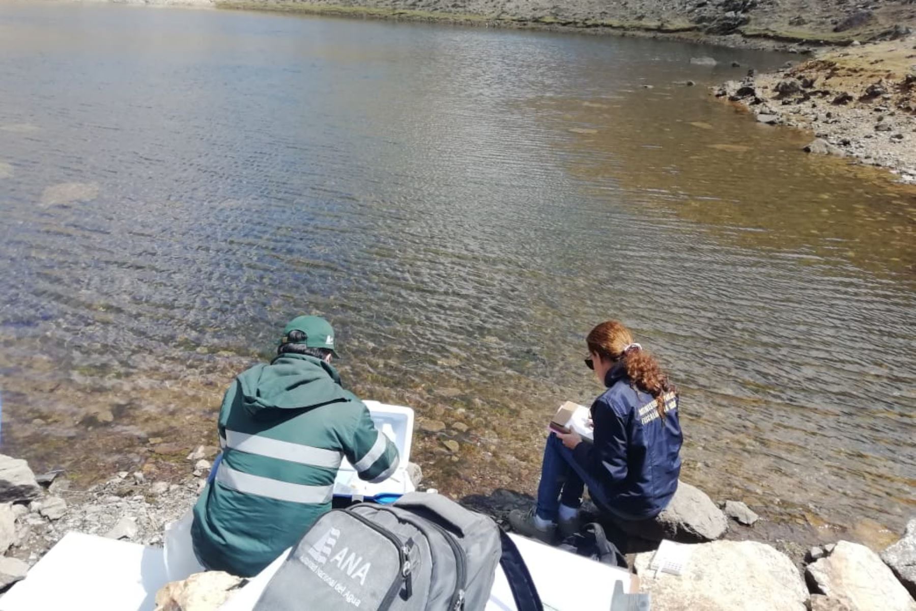 Especialistas del Departamento de Medio Ambiente de la Policía y de la Autoridad Nacional del Agua tomaron muestras en las lagunas Patara Grande y Patara Chica (Áncash).