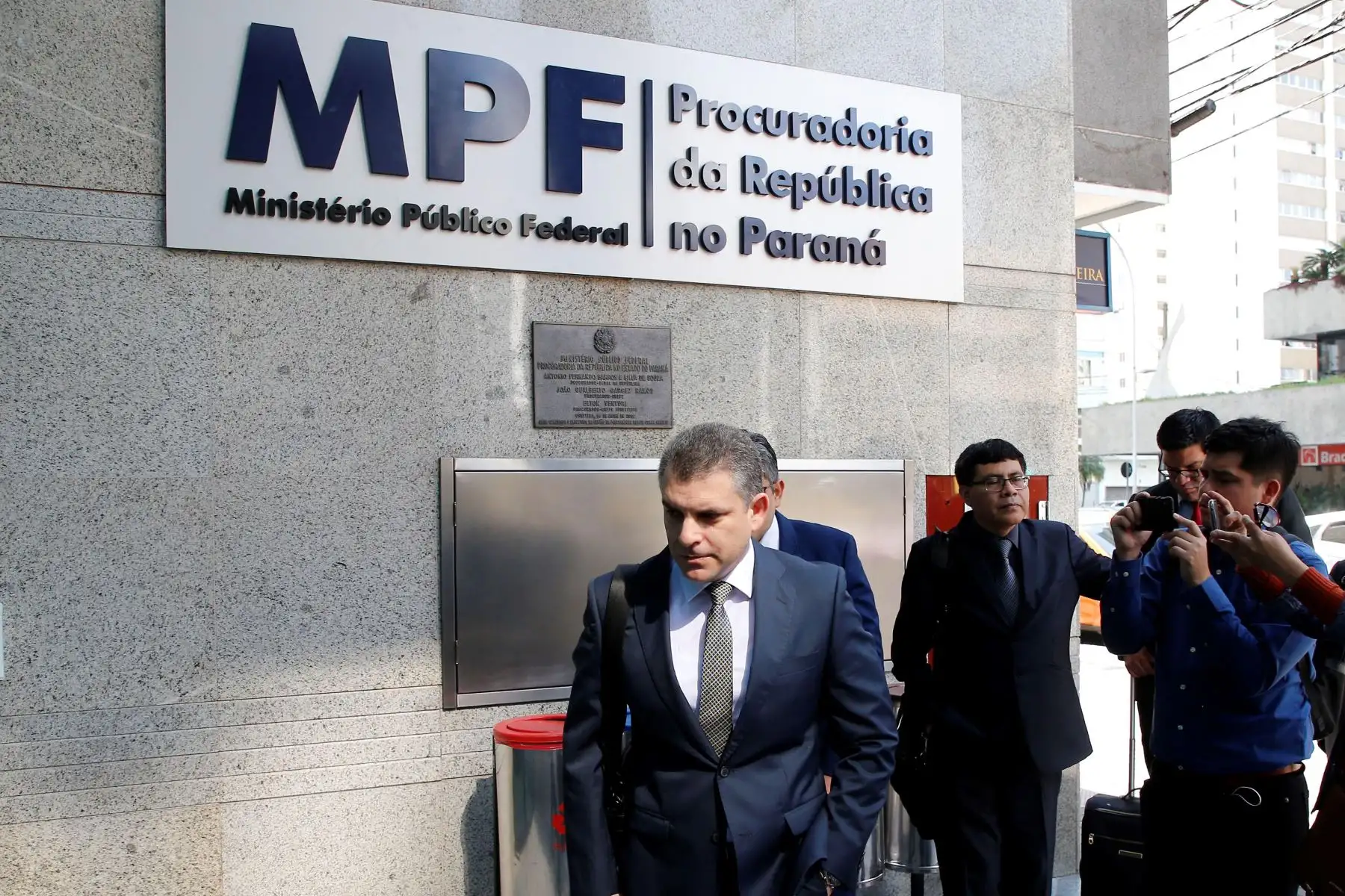 El fiscal Rafael Vela, habla con la prensa tras llegar a la sede del Ministerio Público Federal en el estado de Paraná para interrogar al ingeniero brasileño Jorge Barata, implicado en el escándalo de Odebrecht, en Curitiba (Brasil). Foto: EFE