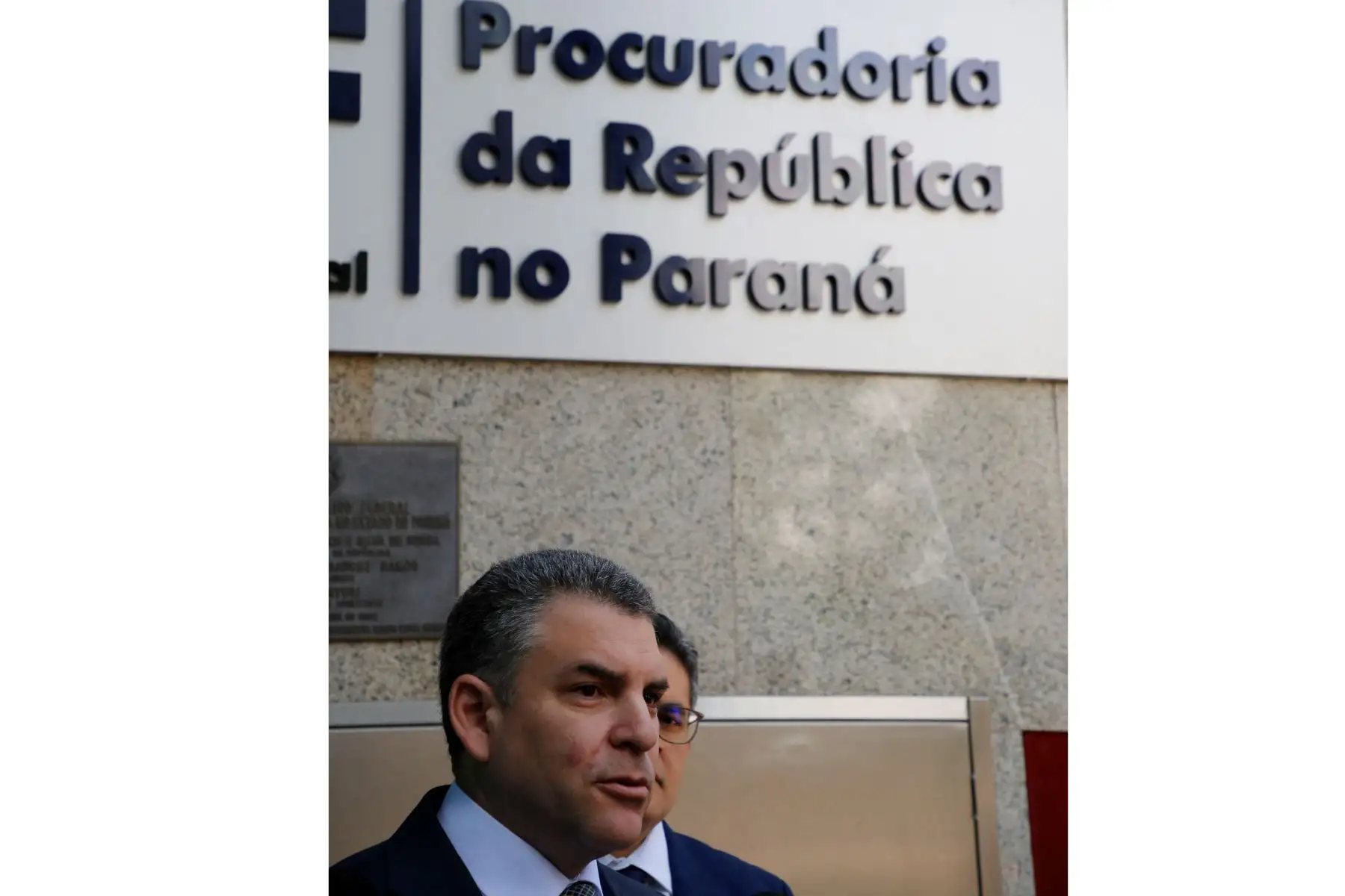 El fiscal Rafael Vela, habla con la prensa tras llegar a la sede del Ministerio Público Federal en el estado de Paraná para interrogar al ingeniero brasileño Jorge Barata, implicado en el escándalo de Odebrecht, en Curitiba (Brasil). Foto: EFE