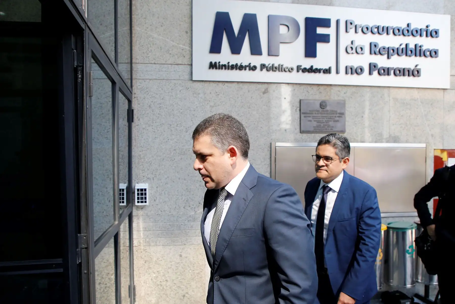El fiscal Rafael Vela, habla con la prensa tras llegar a la sede del Ministerio Público Federal en el estado de Paraná para interrogar al ingeniero brasileño Jorge Barata, implicado en el escándalo de Odebrecht, en Curitiba (Brasil). Foto: EFE