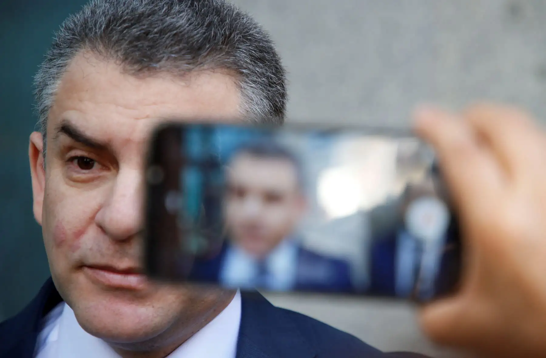El fiscal Rafael Vela, habla con la prensa tras llegar a la sede del Ministerio Público Federal en el estado de Paraná para interrogar al ingeniero brasileño Jorge Barata, implicado en el escándalo de Odebrecht, en Curitiba (Brasil). Foto: EFE