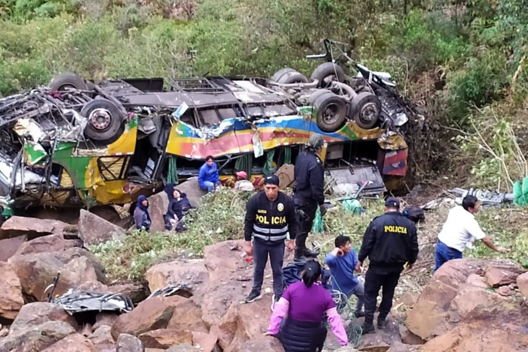 Autoridades identifican a cinco primeras víctimas de accidente en Cusco que dejó 23 muertos. Foto: Walberto Incaroca