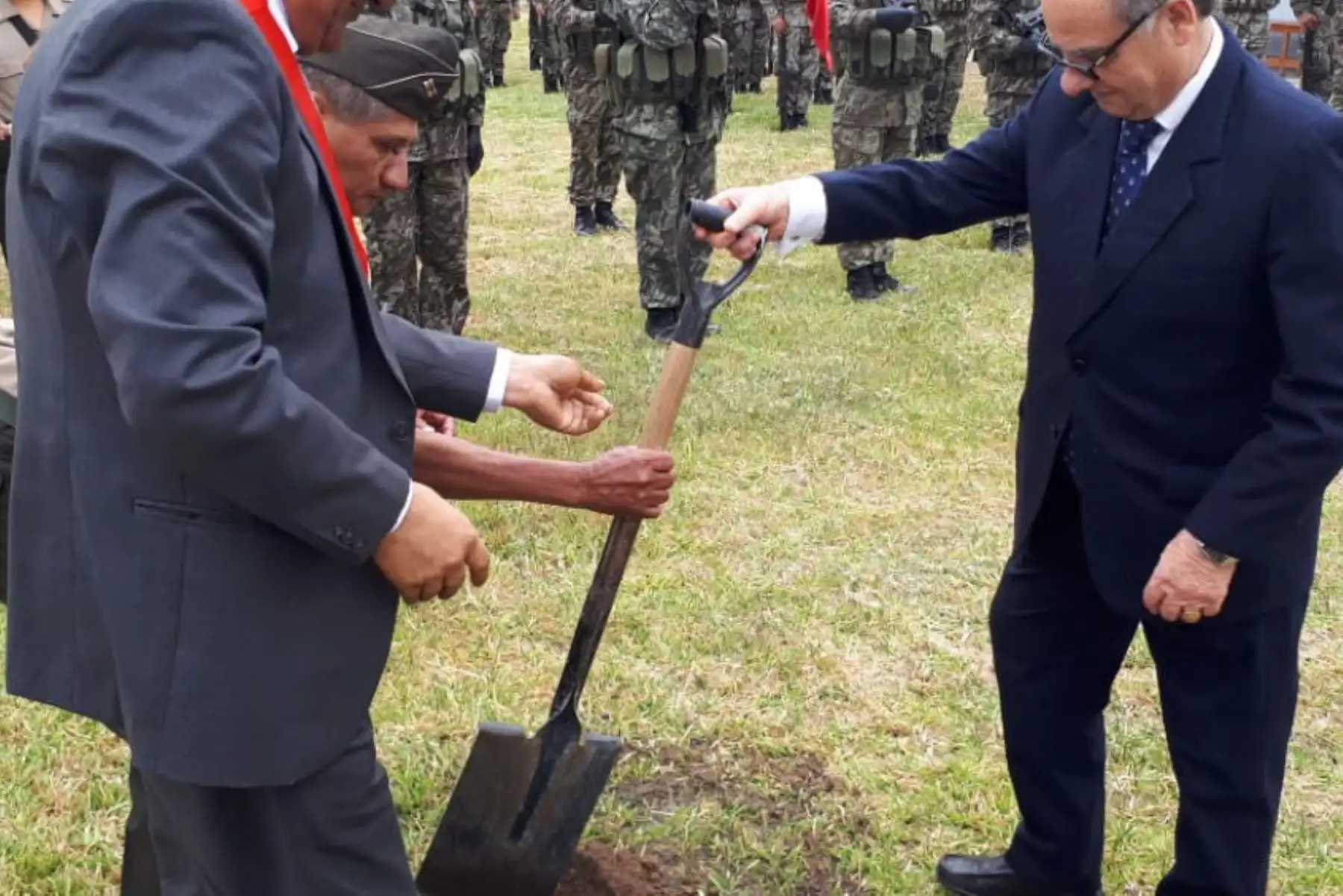 Fuero Militar Policial sembró árbol de la quina en Lambayeque