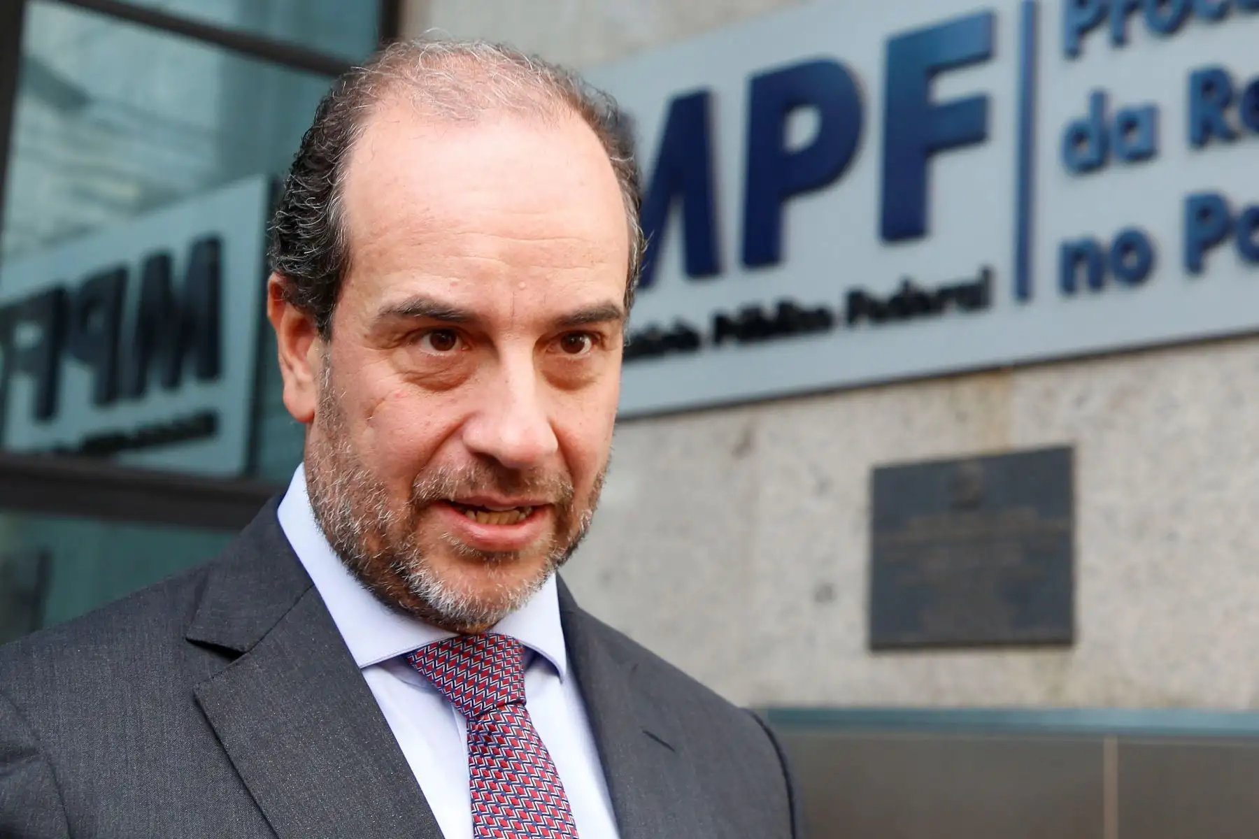 Carlos Kauffmann, abogado del ingeniero brasileño Jorge Barata, involucrado en el escándalo de Odebrecht en Perú, a su salida de la sede del Ministerio Público Federal (MPF) en Curitiba (Brasil).Foto: EFE