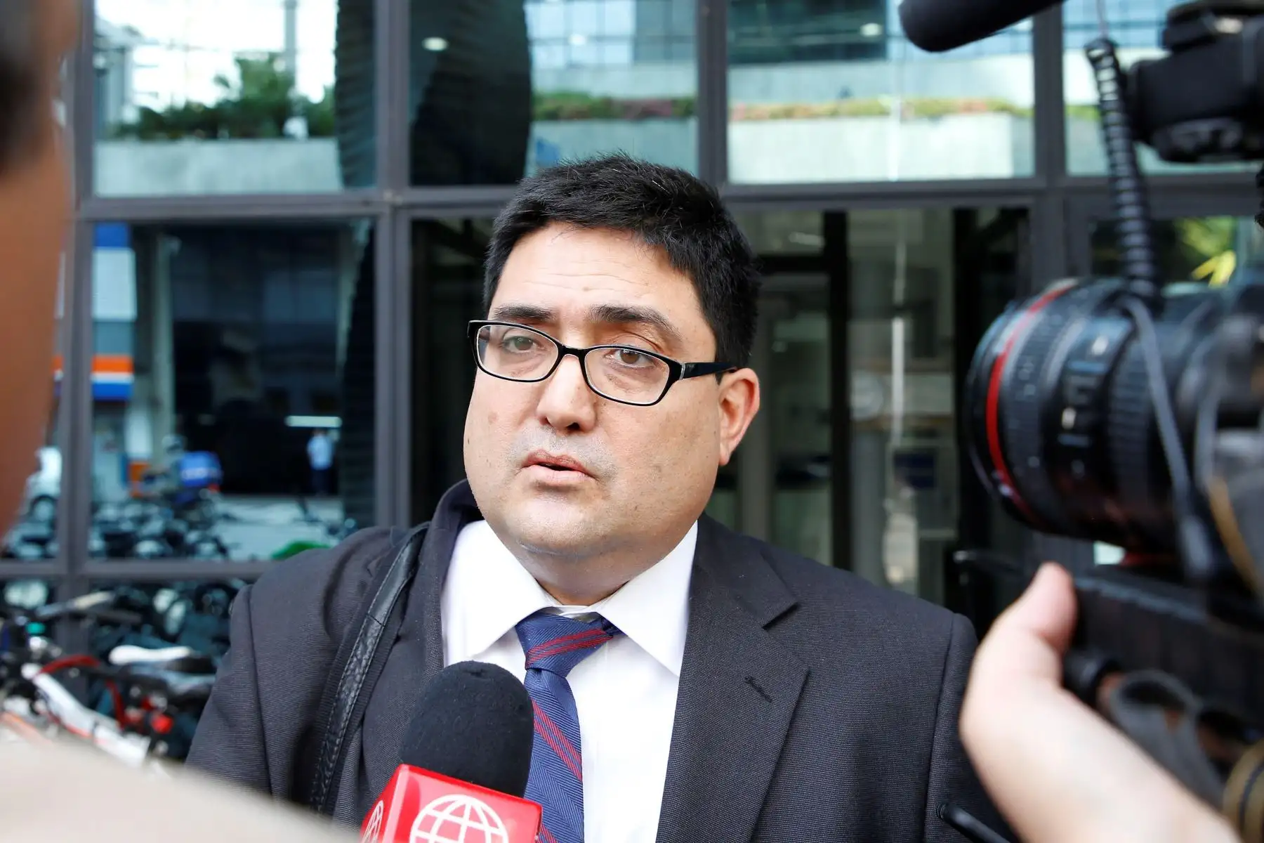 El procurador ad hoc del Perú para el caso Lava Jato, Jorge Ramírez, habla con la prensa a su salida de la sede del Ministerio Público Federal (MPF) en Curitiba (Brasil).Foto: EFE