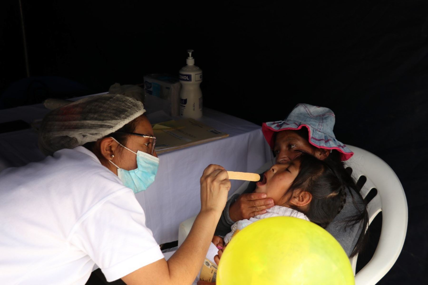 Médicos evalúan a niños con labio leporino y paladar hendido en Huancayo. ANDINA/Difusión