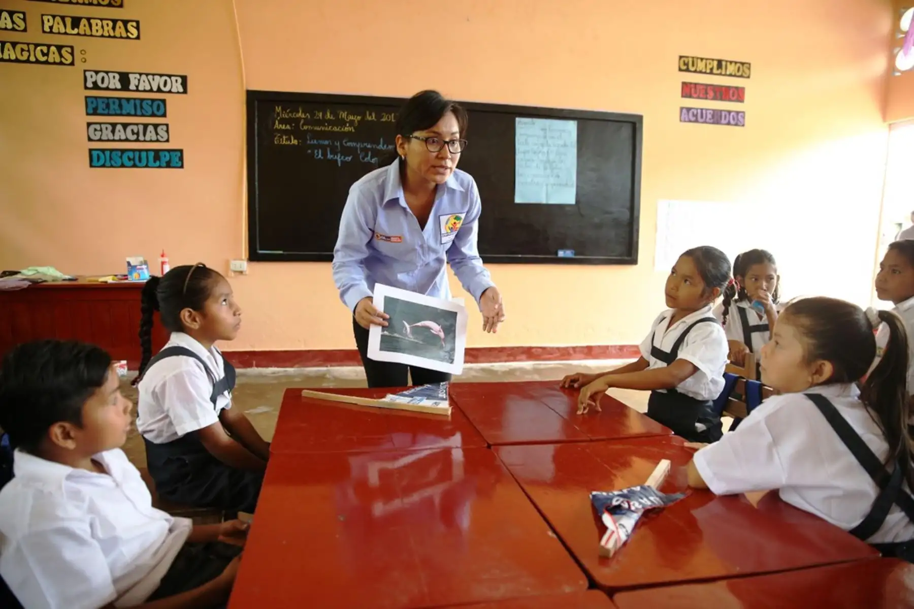 Minedu: conoce el nuevo sistema de reasignación docente. Profesora en el salón de clases. Foto: ANDINA/Difusión.