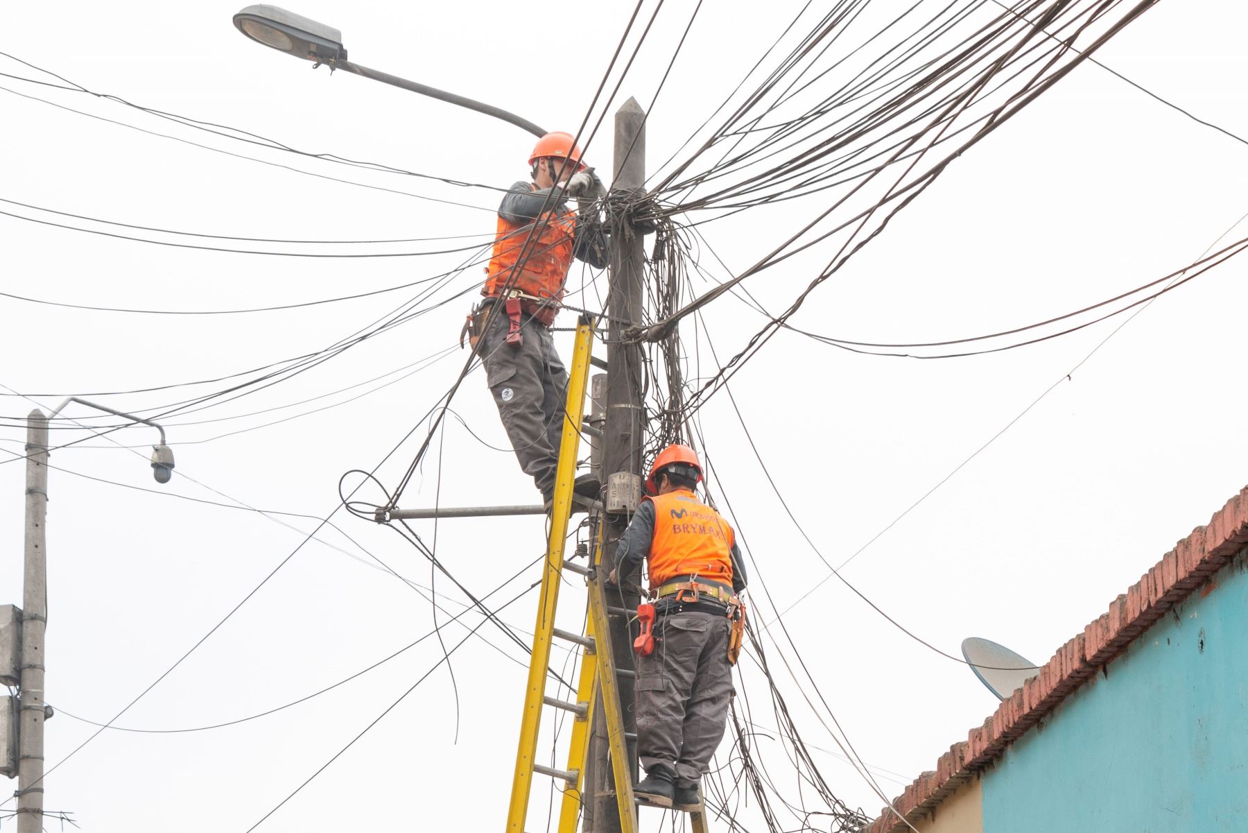 Municipalidad de Lima dispone retiro de cables en desuso del Centro Histórico de Lima.