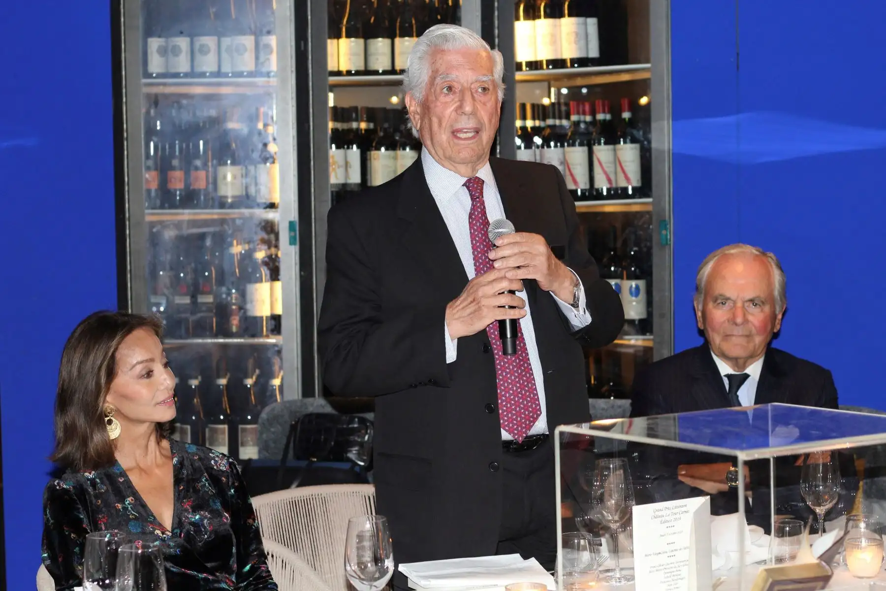 El escritor Mario Vargas Llosa recibe premio en París. EFE