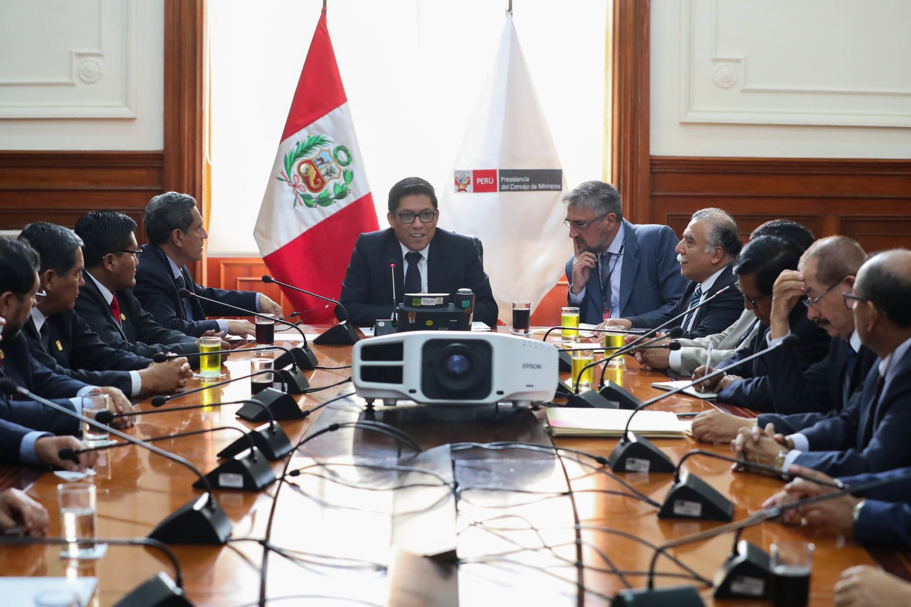 Presidente del Consejo de Ministros, Vicente Zeballos, se reúne con gobernadores regionales.