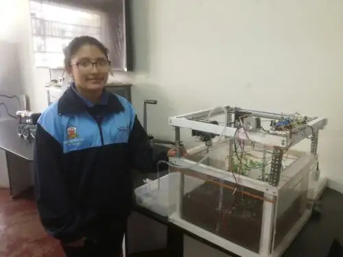 María del Carmen creó un invernadero que permite tener cultivos en los espacios desperdiciados de nuestros techos.  Foto: Cortesía