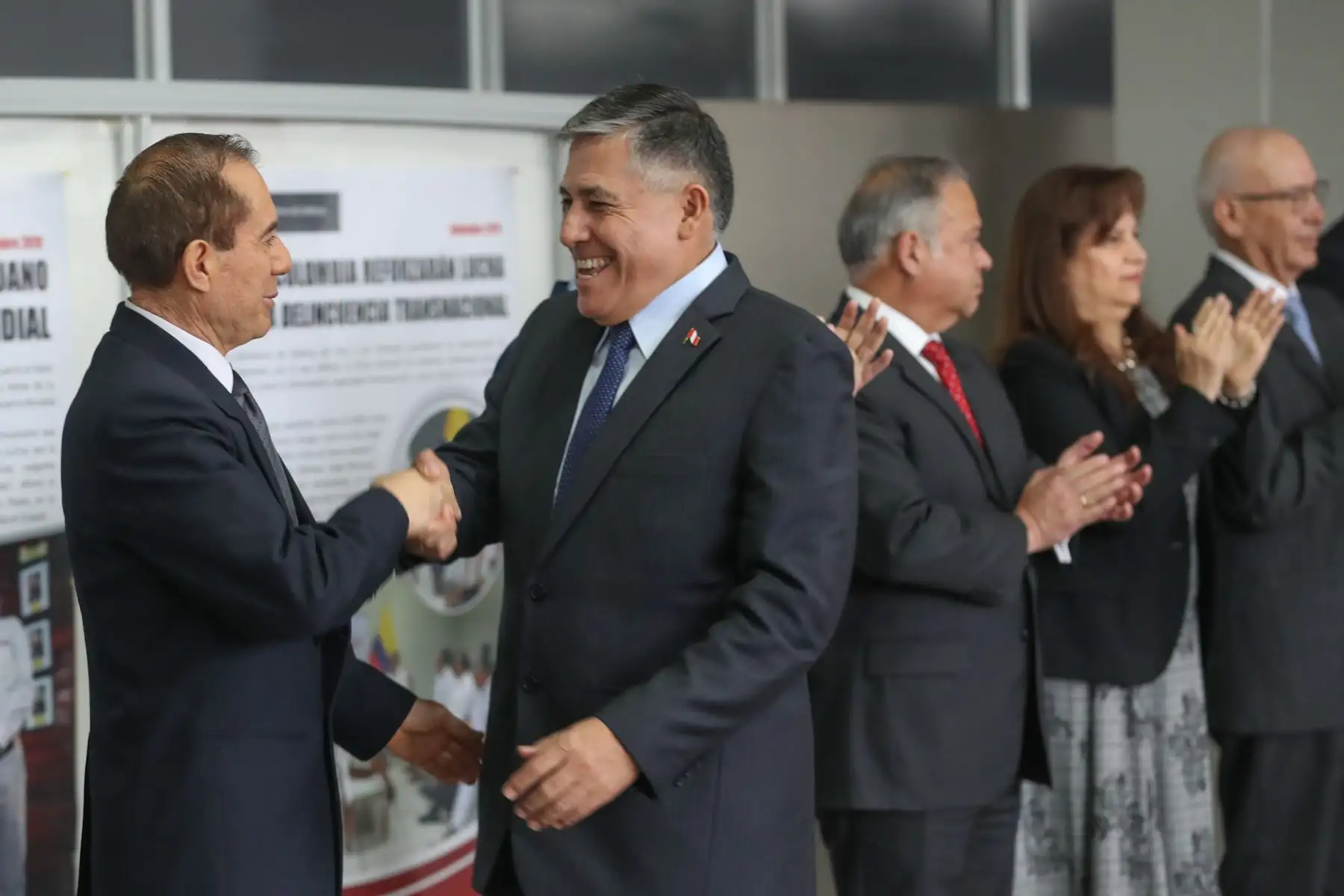 El Ministro de Defensa, Walter Roger Martos Ruiz, se presentó ante el personal civil y militar del MINDEF.