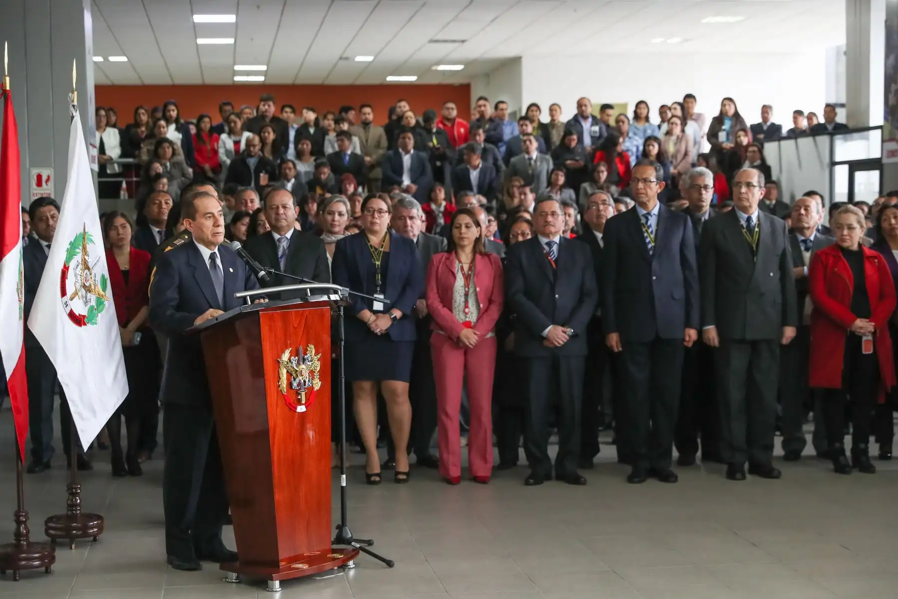 El Ministro de Defensa, Walter Roger Martos Ruiz, se presentó ante el personal civil y militar del MINDEF.