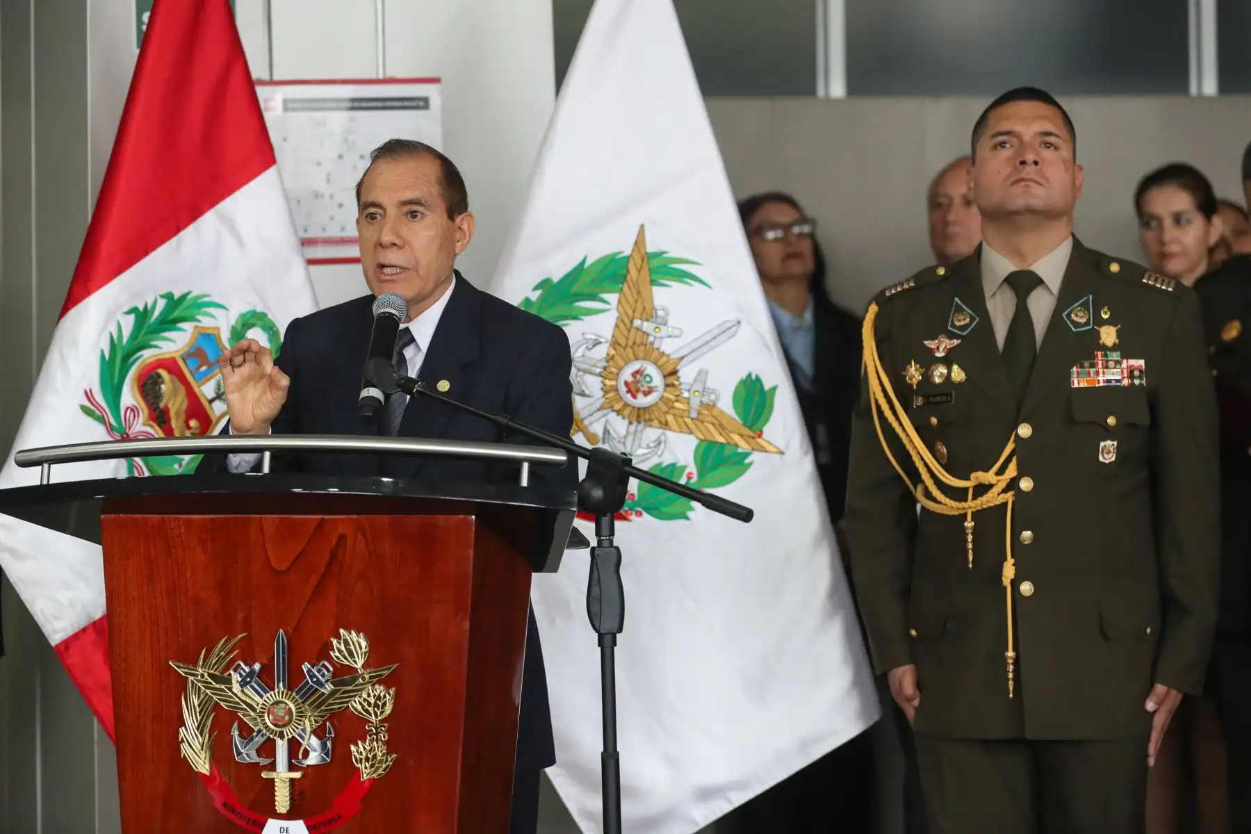 El Ministro de Defensa, Walter Roger Martos Ruiz, se presentó ante el personal civil y militar del MINDEF.