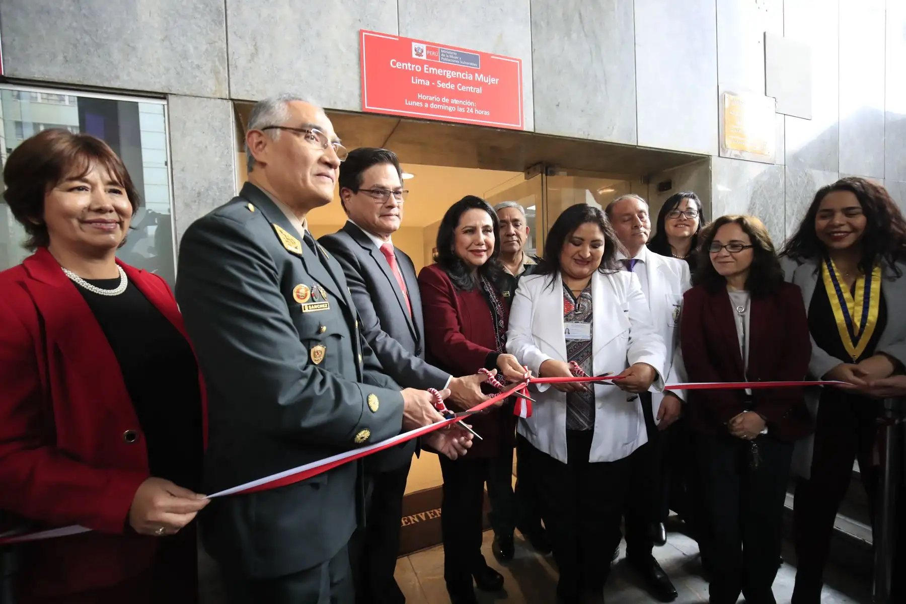 Ministra de la Mujer y Poblaciones Vulnerables, Gloria Montenegro, inauguró el nuevo local del Centro Emergencia Mujer (CEM) Lima Sede Central

Foto: Andina/Juan Carlos Guzmán Negrini