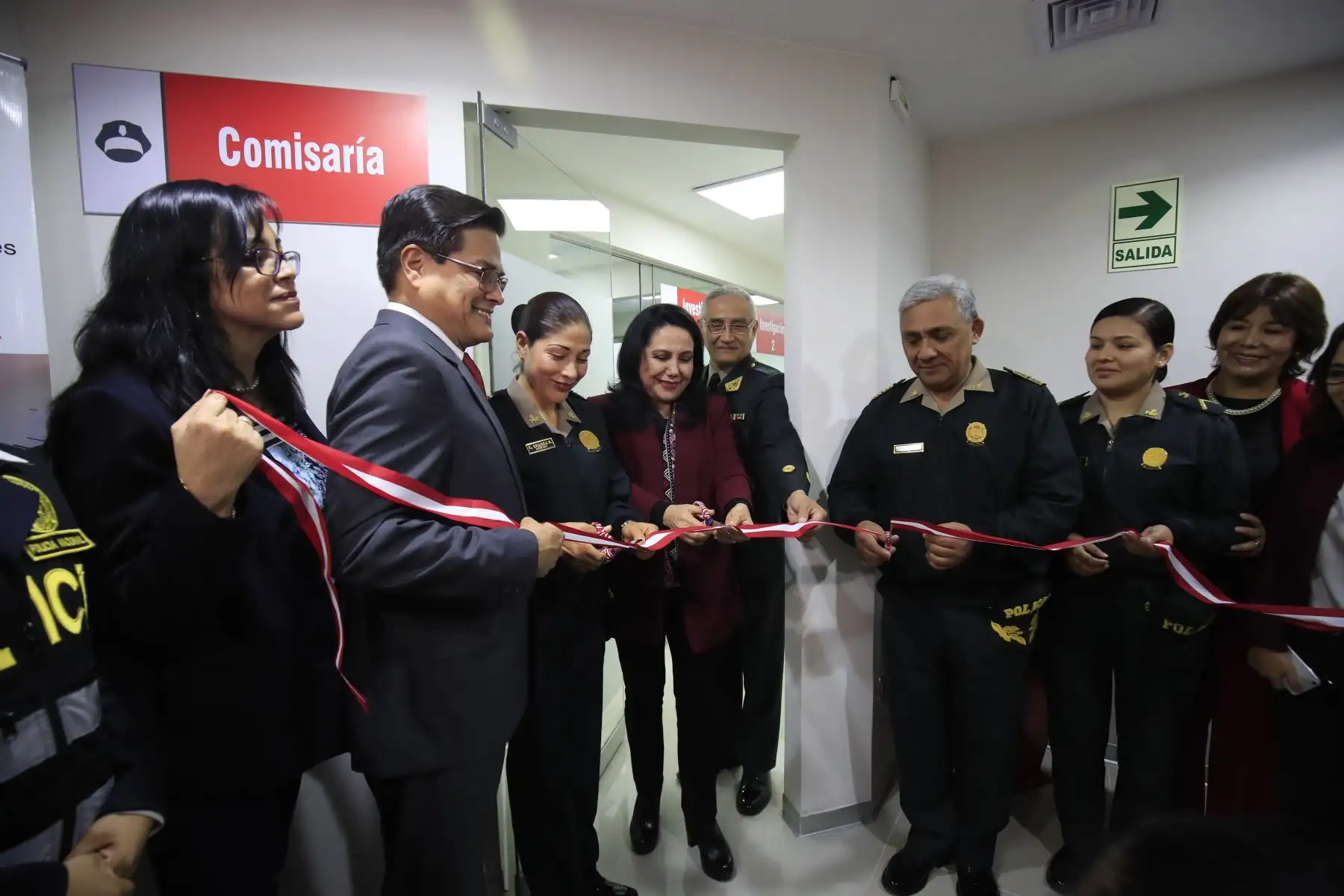 Ministra de la Mujer y Poblaciones Vulnerables, Gloria Montenegro, inauguró el nuevo local del Centro Emergencia Mujer (CEM) Lima Sede Central

Foto: Andina/Juan Carlos Guzmán Negrini