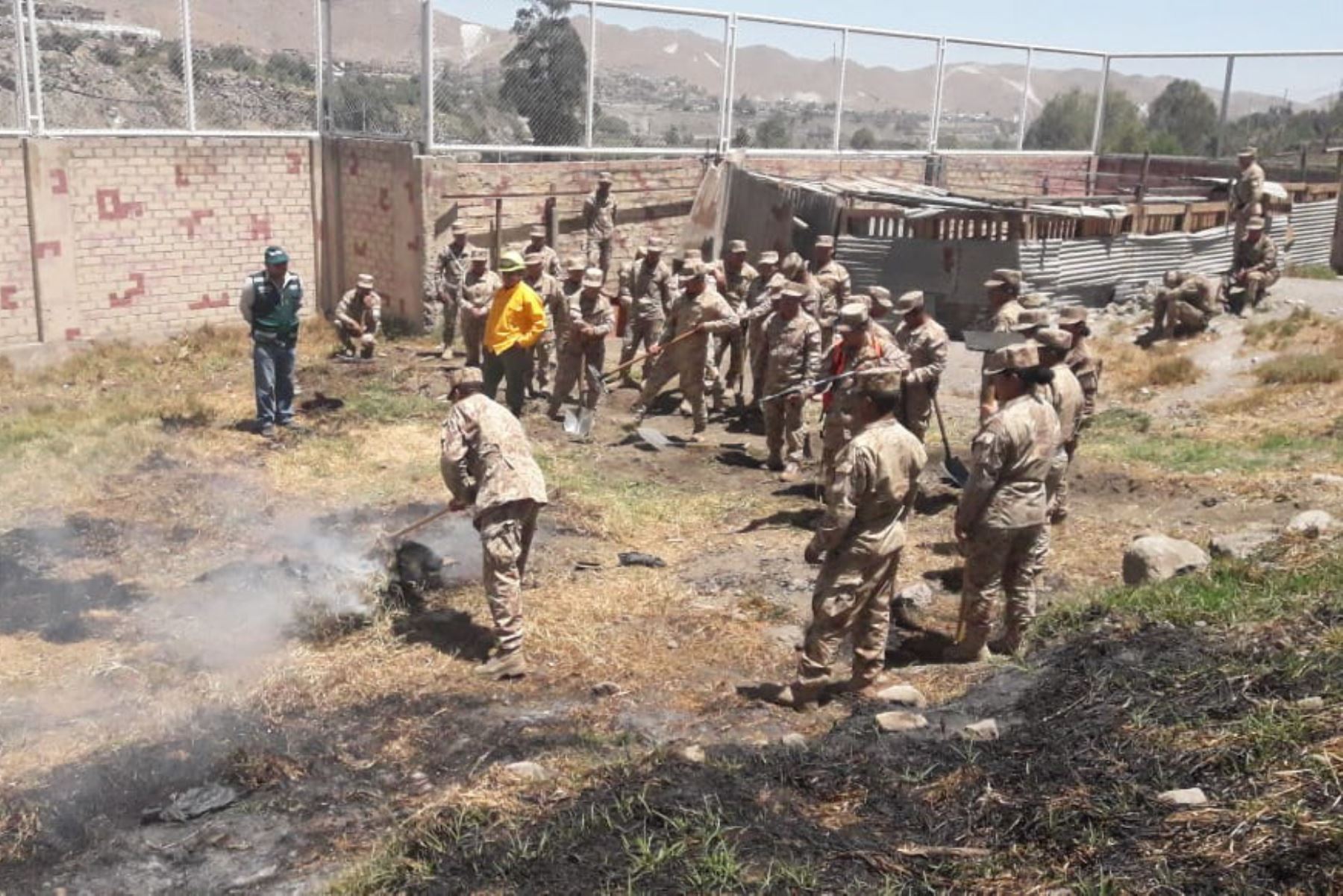 Especialistas capacitan a soldados del Ejército en labores de control de incendios forestales que se registren en Arequipa. ANDINA/Difusión