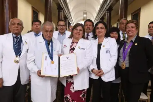 Federico Raúl Jerí, médico neurólogo y psiquiatra del Hospital 2 de Mayo, sigue ejerciendo su profesión a pesar de tener 100 años Foto: Minsa