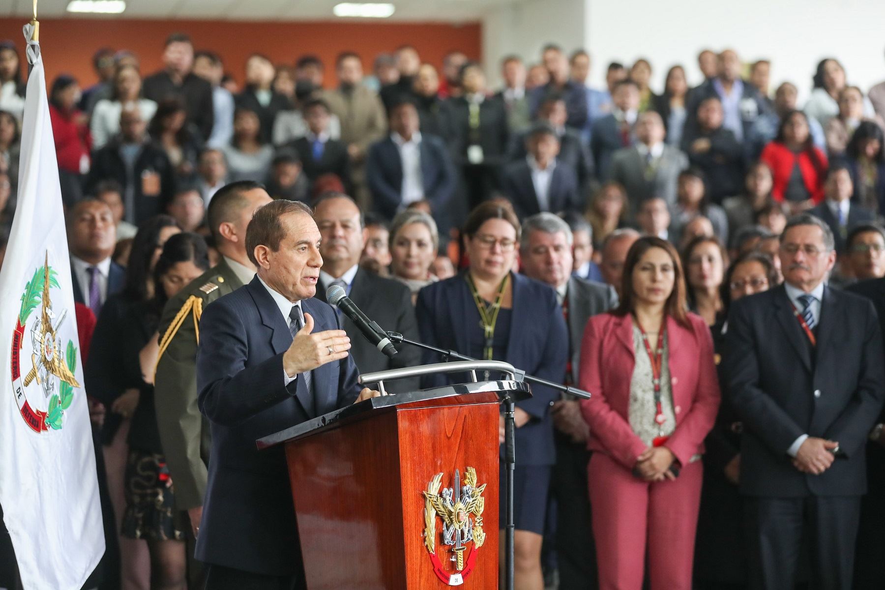 Ministro de Defensa, Walter Martos, durante ceremonia de transición del cargo. Foto: Difusión.
